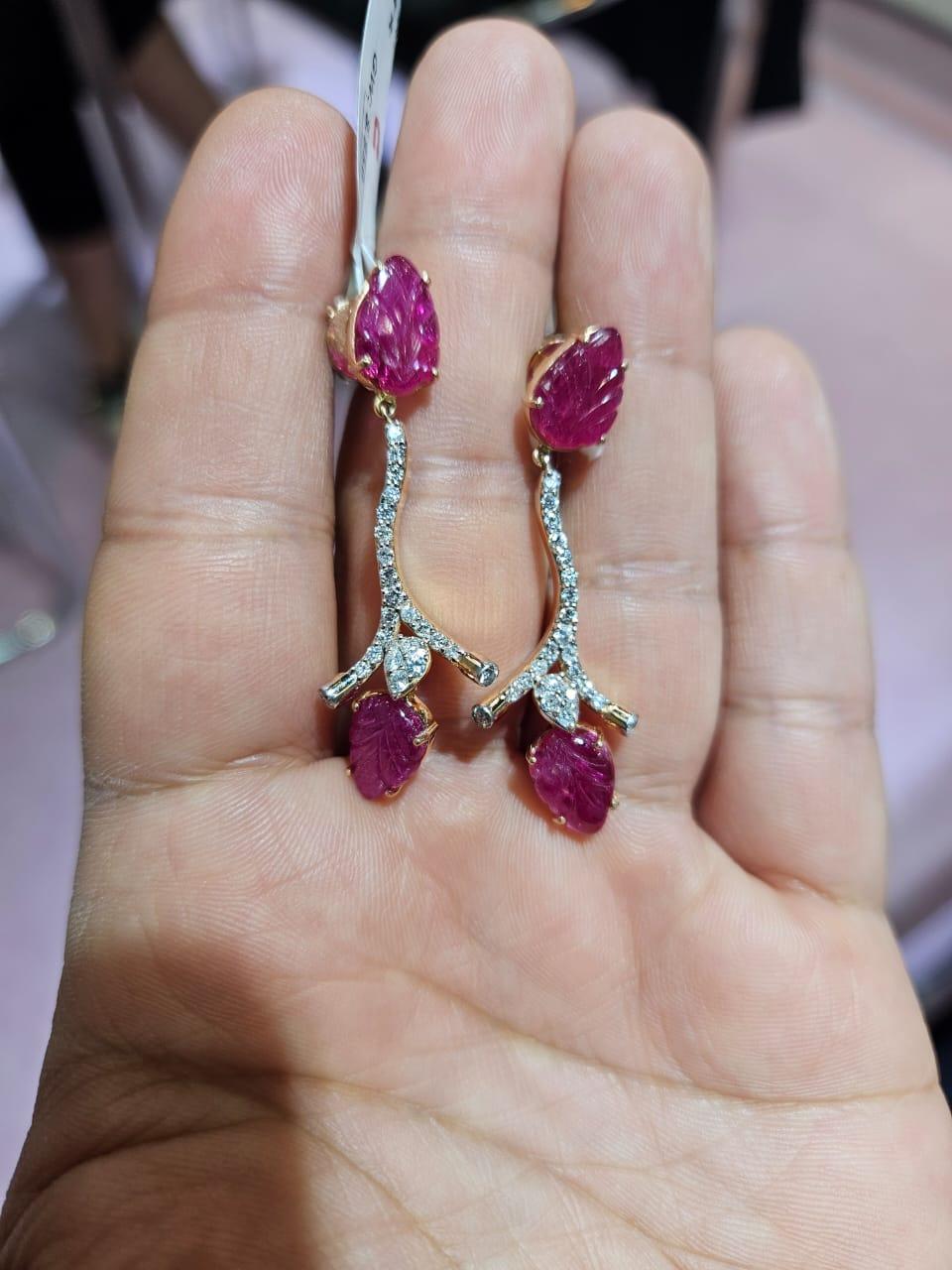 Round Cut Set in 18K Gold, 7.75 carats, Mozambique Ruby & Diamonds Chandelier Earrings For Sale