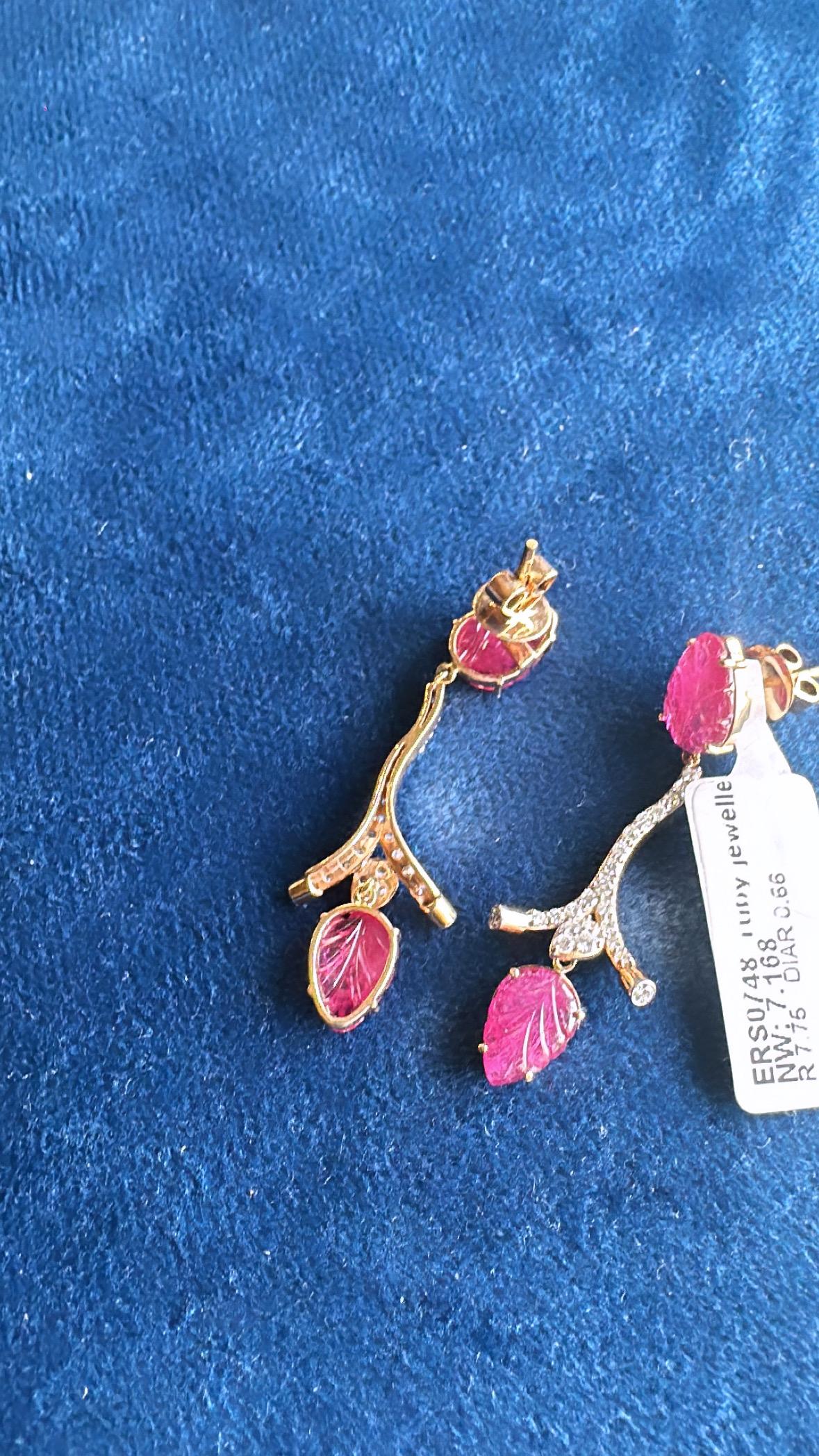 Set in 18K Gold, 7.75 carats, Mozambique Ruby & Diamonds Chandelier Earrings For Sale 1