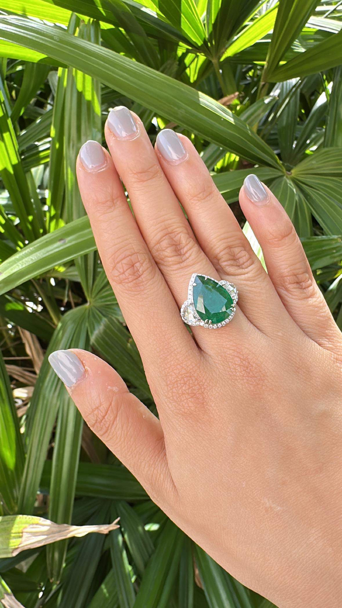 Set in 18K Gold, 7.78 carats Zambian Emerald & Rose Cut Diamonds Engagement Ring im Angebot 5