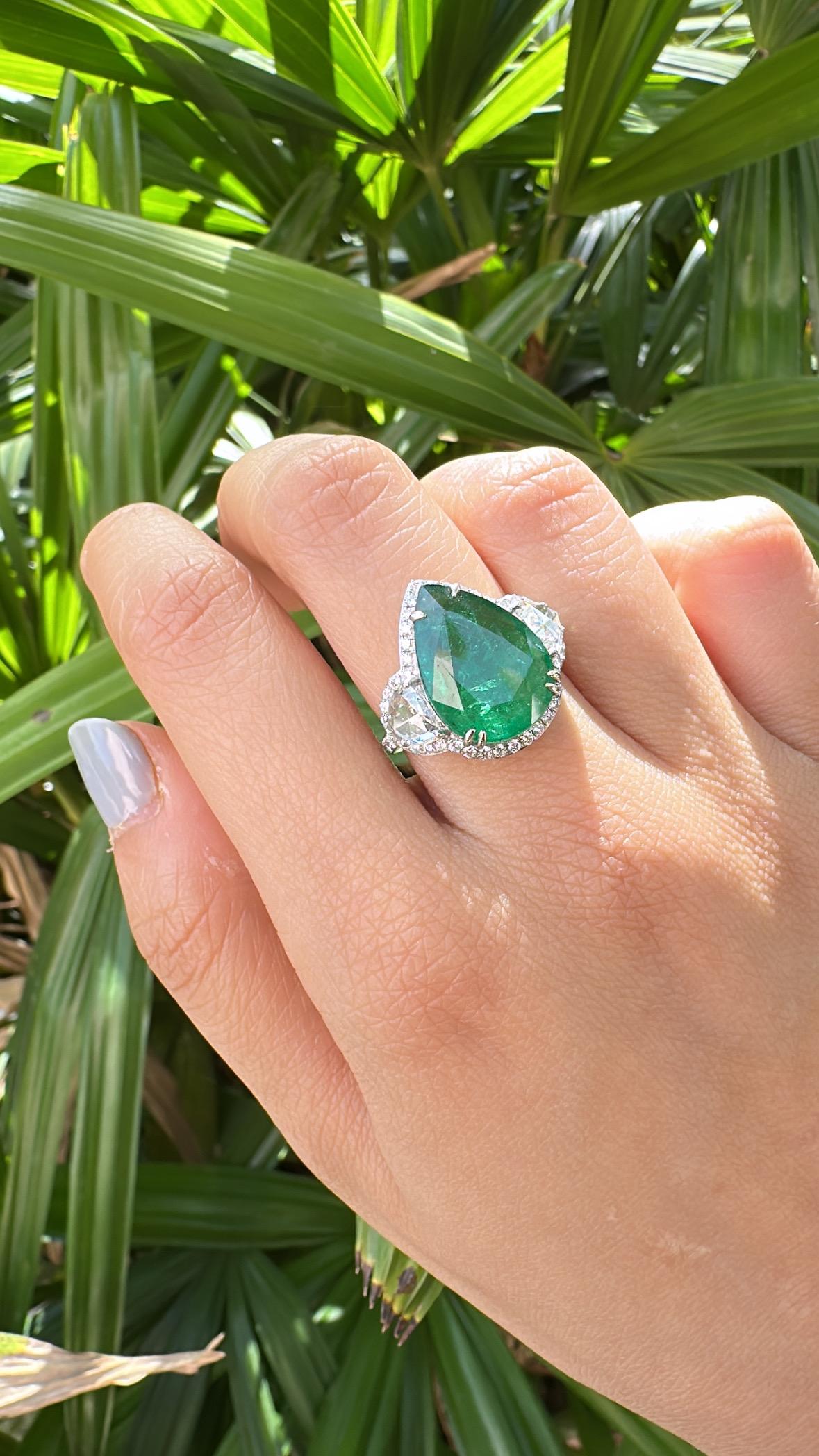 Set in 18K Gold, 7.78 carats Zambian Emerald & Rose Cut Diamonds Engagement Ring im Angebot 6