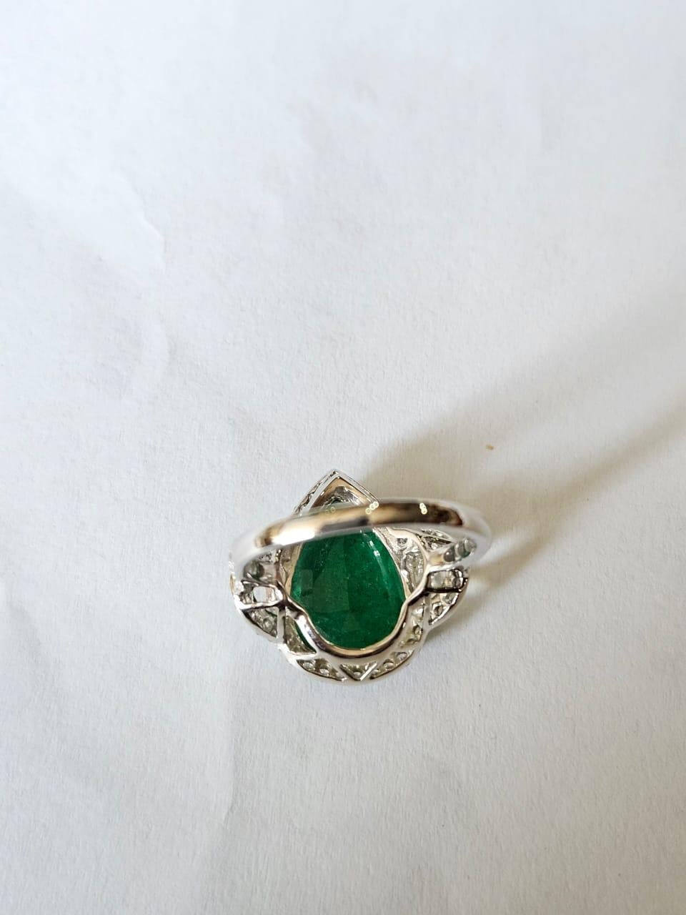 Set in 18K Gold, 7.78 carats Zambian Emerald & Rose Cut Diamonds Engagement Ring (Moderne) im Angebot
