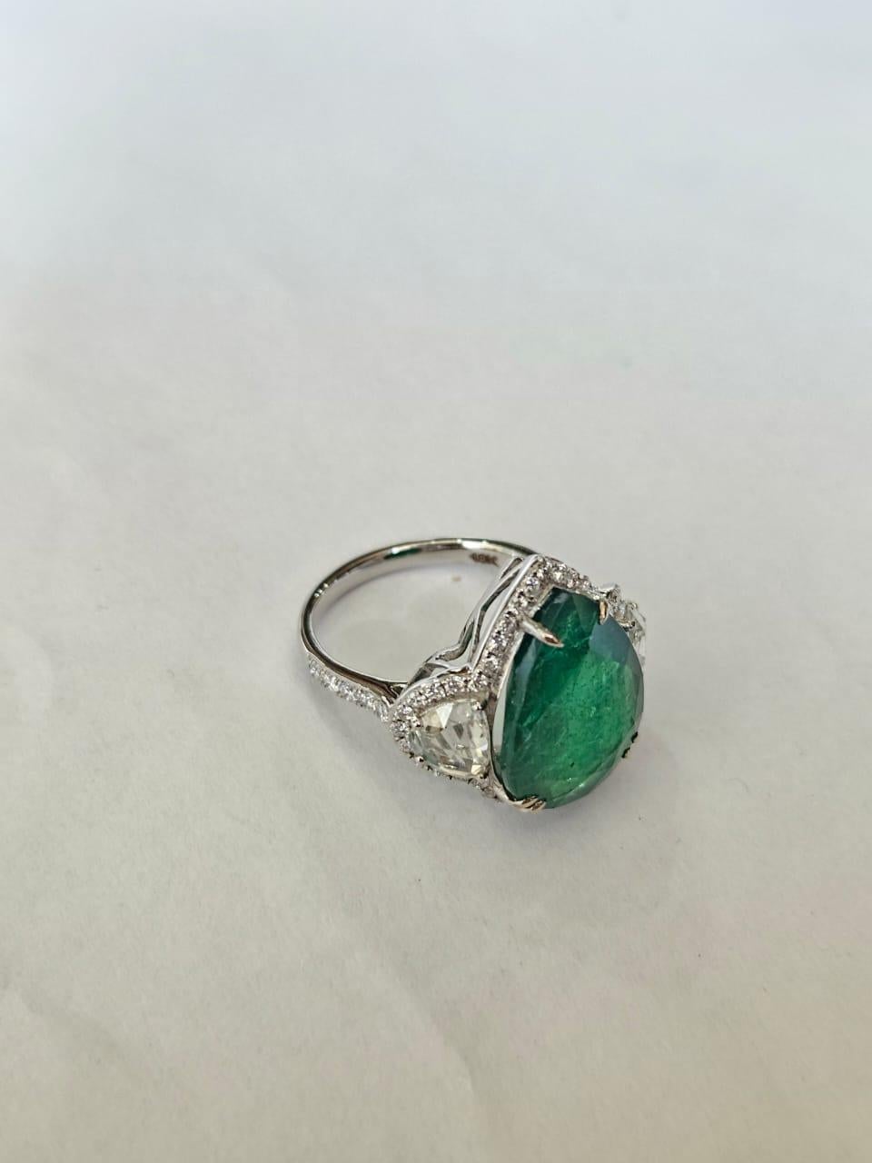 Set in 18K Gold, 7.78 carats Zambian Emerald & Rose Cut Diamonds Engagement Ring (Rosenschliff) im Angebot