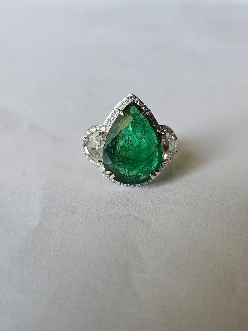 Set in 18K Gold, 7.78 carats Zambian Emerald & Rose Cut Diamonds Engagement Ring im Zustand „Neu“ im Angebot in Hong Kong, HK