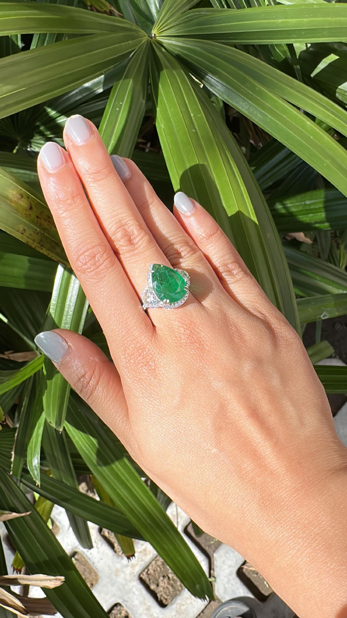 Set in 18K Gold, 7.78 carats Zambian Emerald & Rose Cut Diamonds Engagement Ring für Damen oder Herren im Angebot