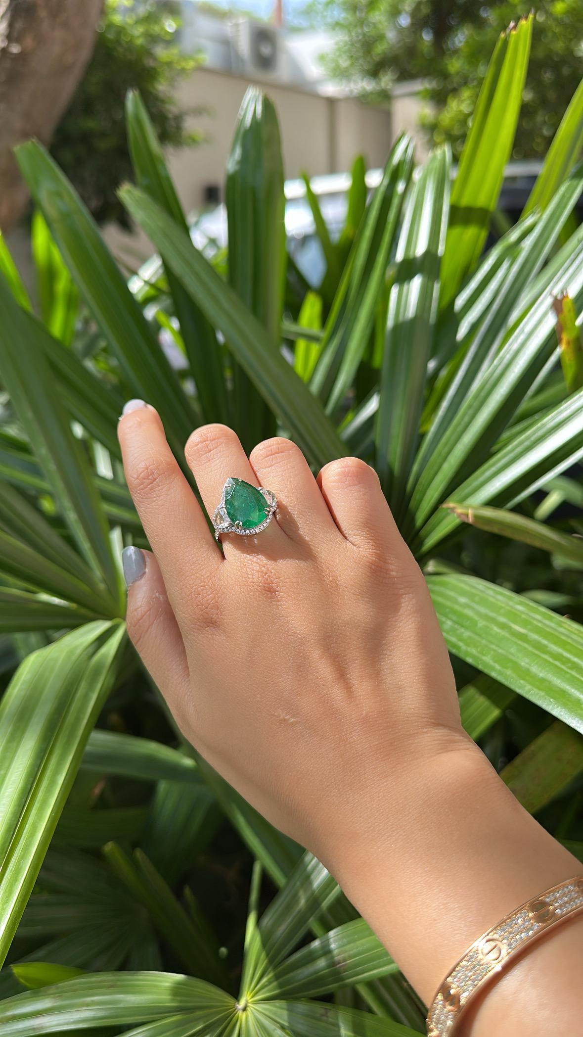 Set in 18K Gold, 7.78 carats Zambian Emerald & Rose Cut Diamonds Engagement Ring im Angebot 1