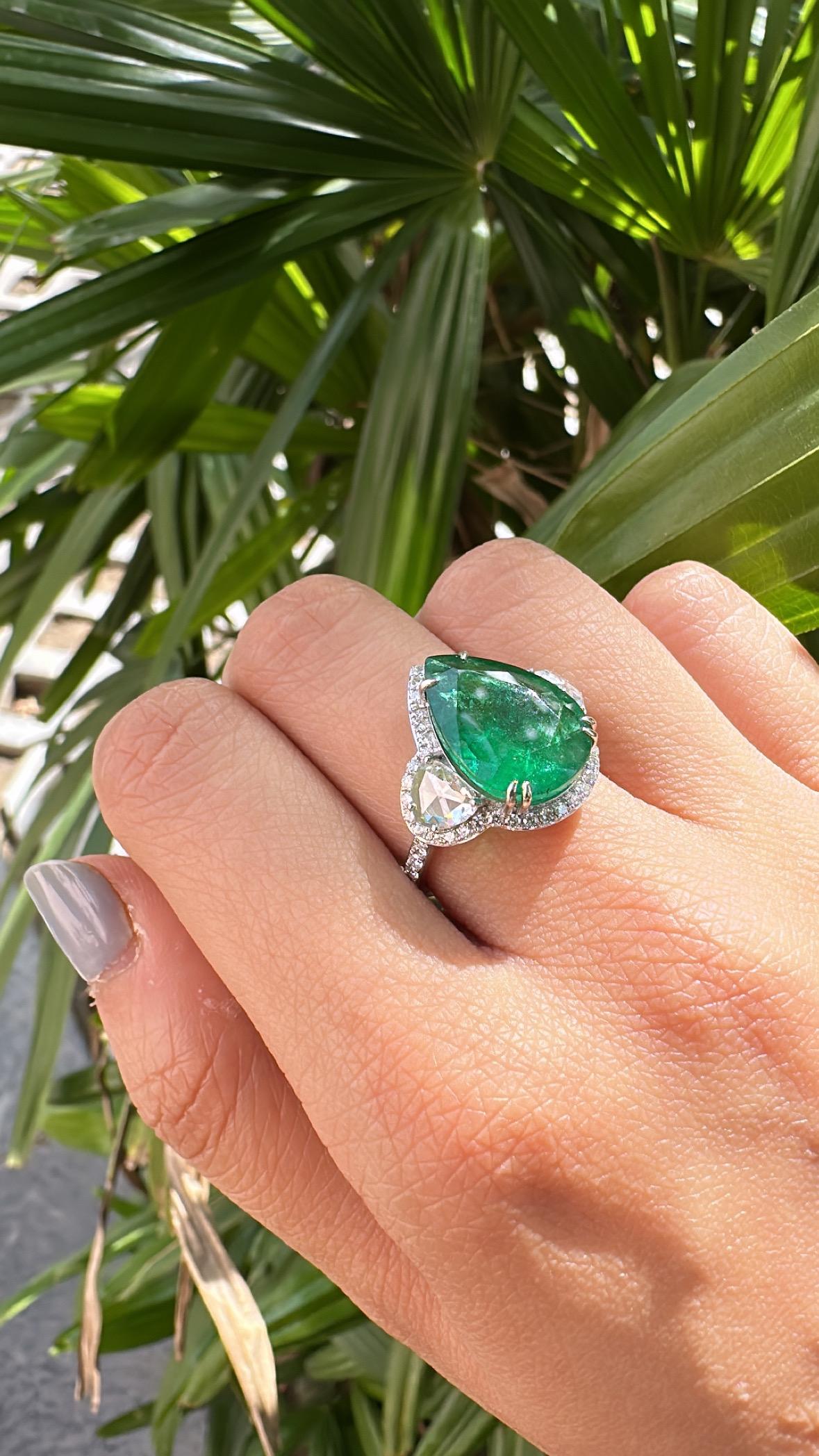 Set in 18K Gold, 7.78 carats Zambian Emerald & Rose Cut Diamonds Engagement Ring im Angebot 3