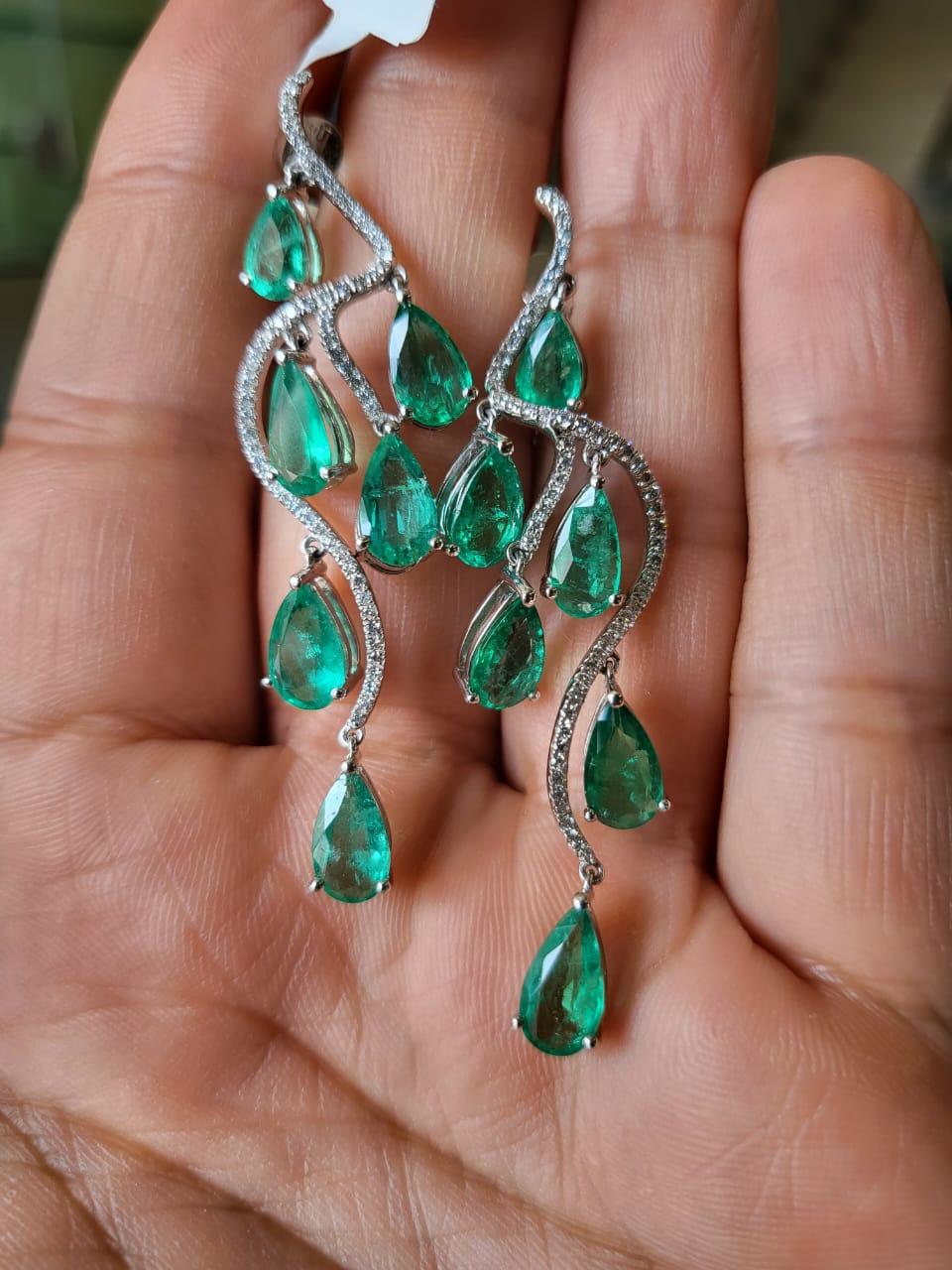 Set in 18K Gold, 7.81 carats, Zambian Emerald & Diamonds Chandelier Earrings In New Condition For Sale In Hong Kong, HK