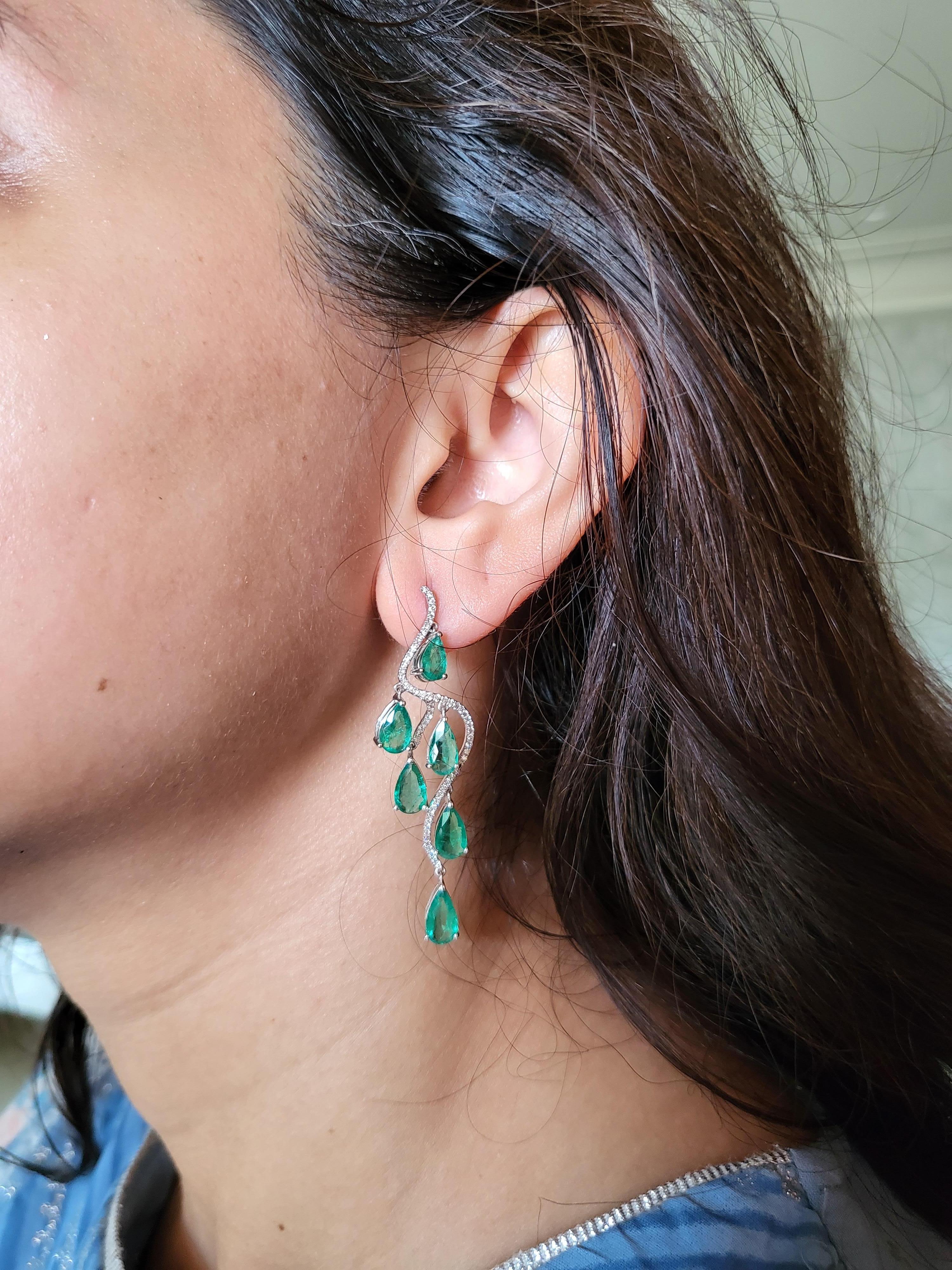 Women's Set in 18K Gold, 7.81 carats, Zambian Emerald & Diamonds Chandelier Earrings For Sale