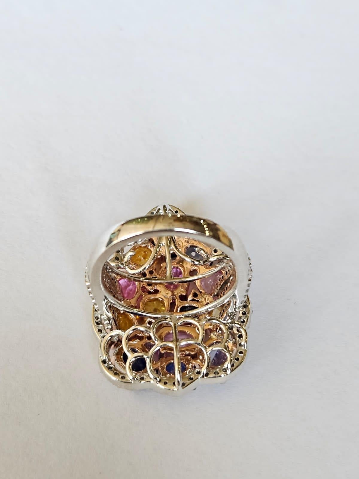 Modern Set in 18K Gold, 7.90 carats, Ceylon Multi Sapphires & Diamonds Cocktail Ring For Sale