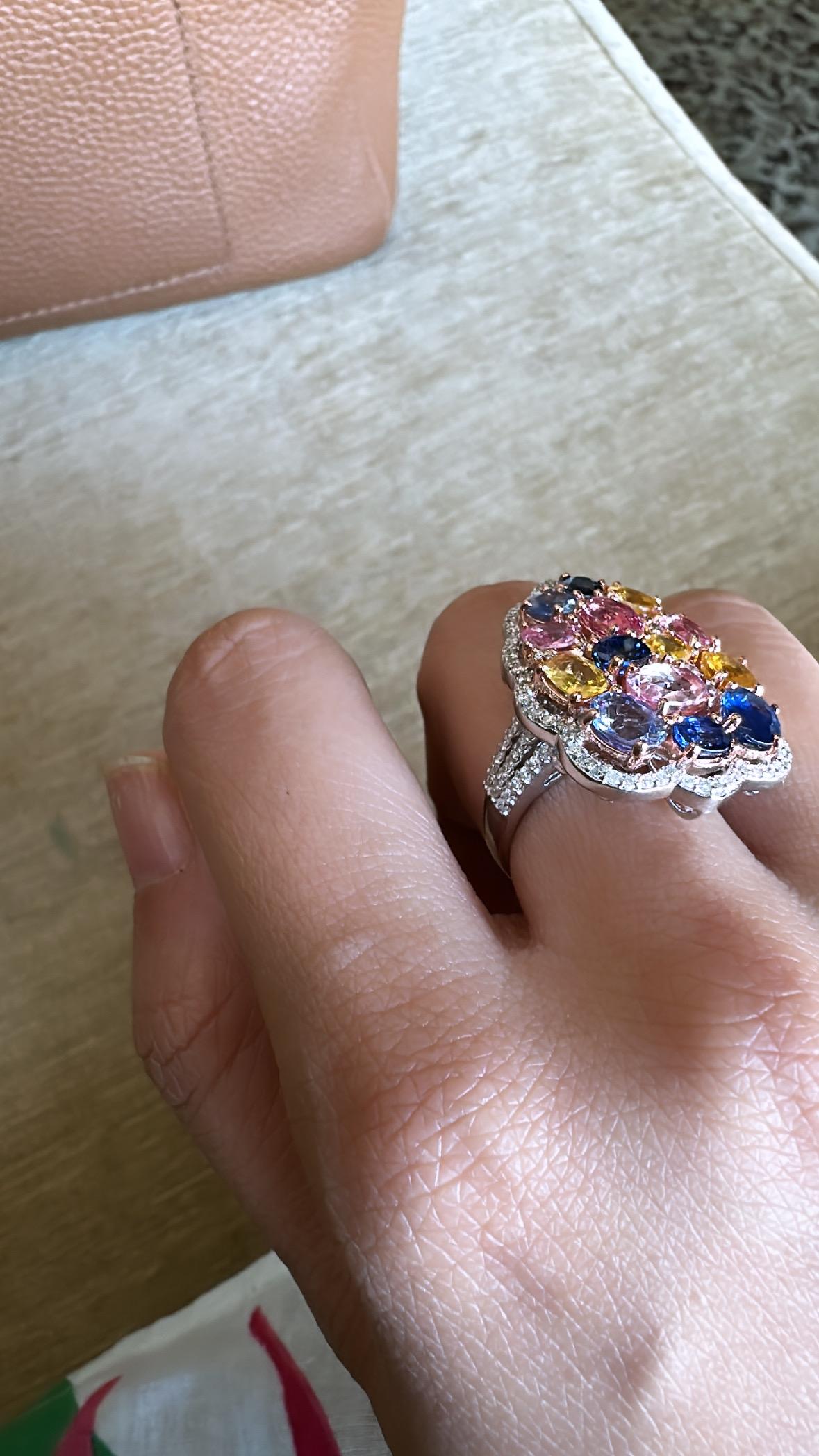 Set in 18K Gold, 7.90 carats, Ceylon Multi Sapphires & Diamonds Cocktail Ring For Sale 1