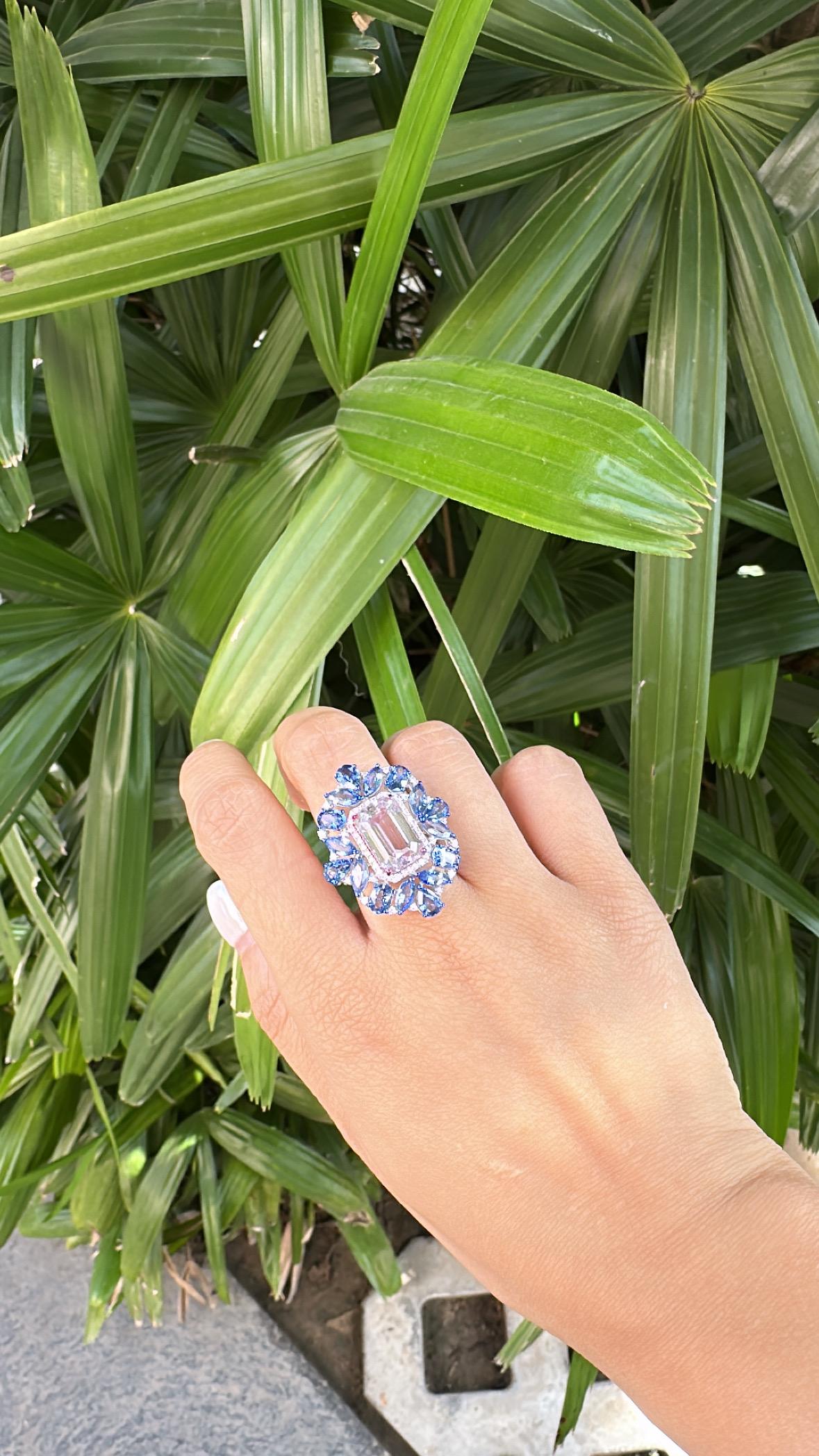 Bague cocktail en or 18 carats, 7,99 carats, Kunzite, saphirs bleus et diamants en vente 4