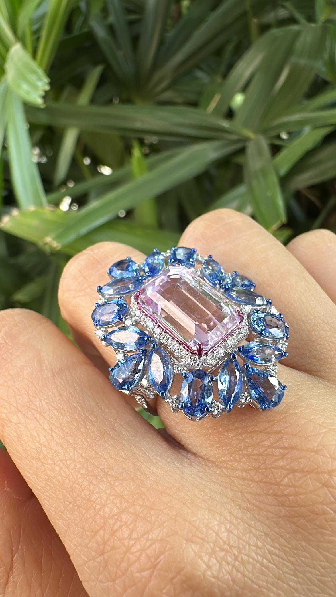 Bague cocktail en or 18 carats, 7,99 carats, Kunzite, saphirs bleus et diamants en vente 5