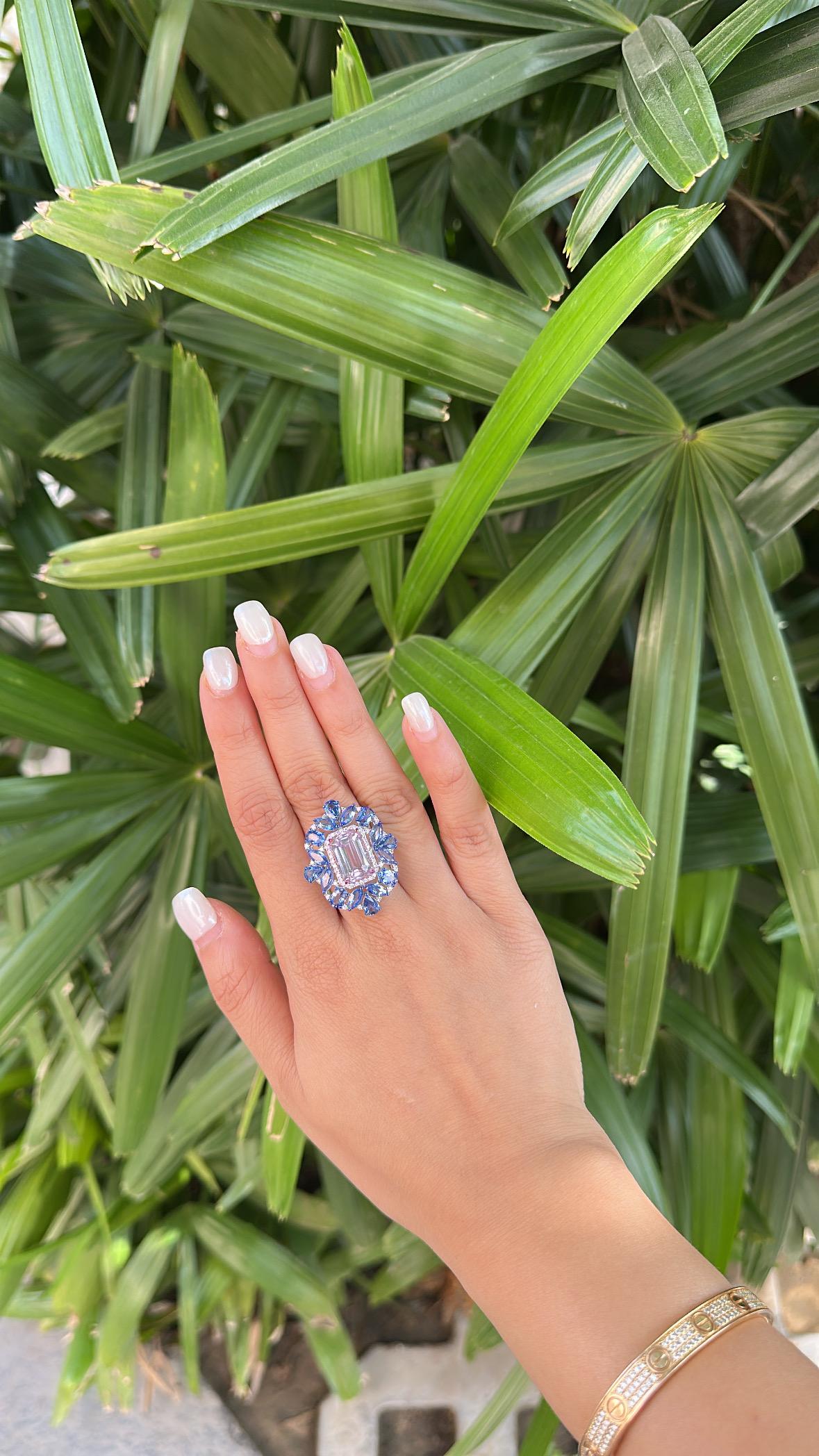 Bague cocktail en or 18 carats, 7,99 carats, Kunzite, saphirs bleus et diamants en vente 6