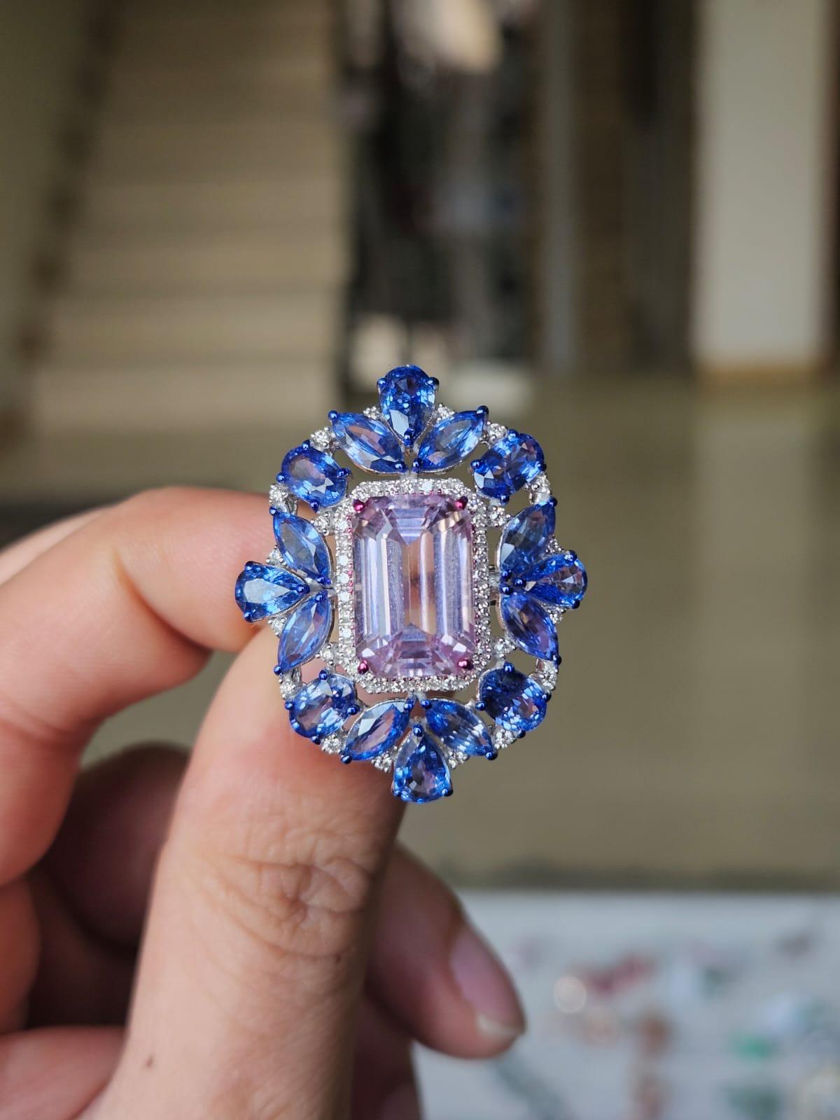 Moderne Bague cocktail en or 18 carats, 7,99 carats, Kunzite, saphirs bleus et diamants en vente