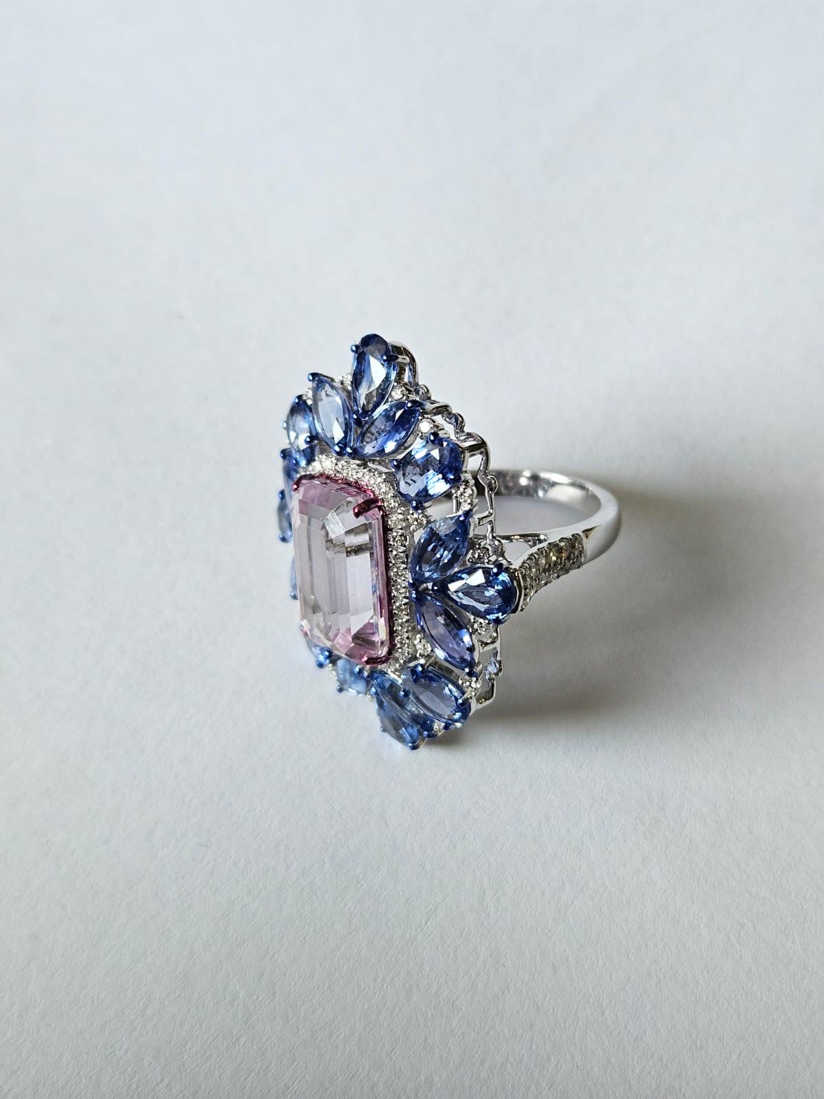 Taille émeraude Bague cocktail en or 18 carats, 7,99 carats, Kunzite, saphirs bleus et diamants en vente