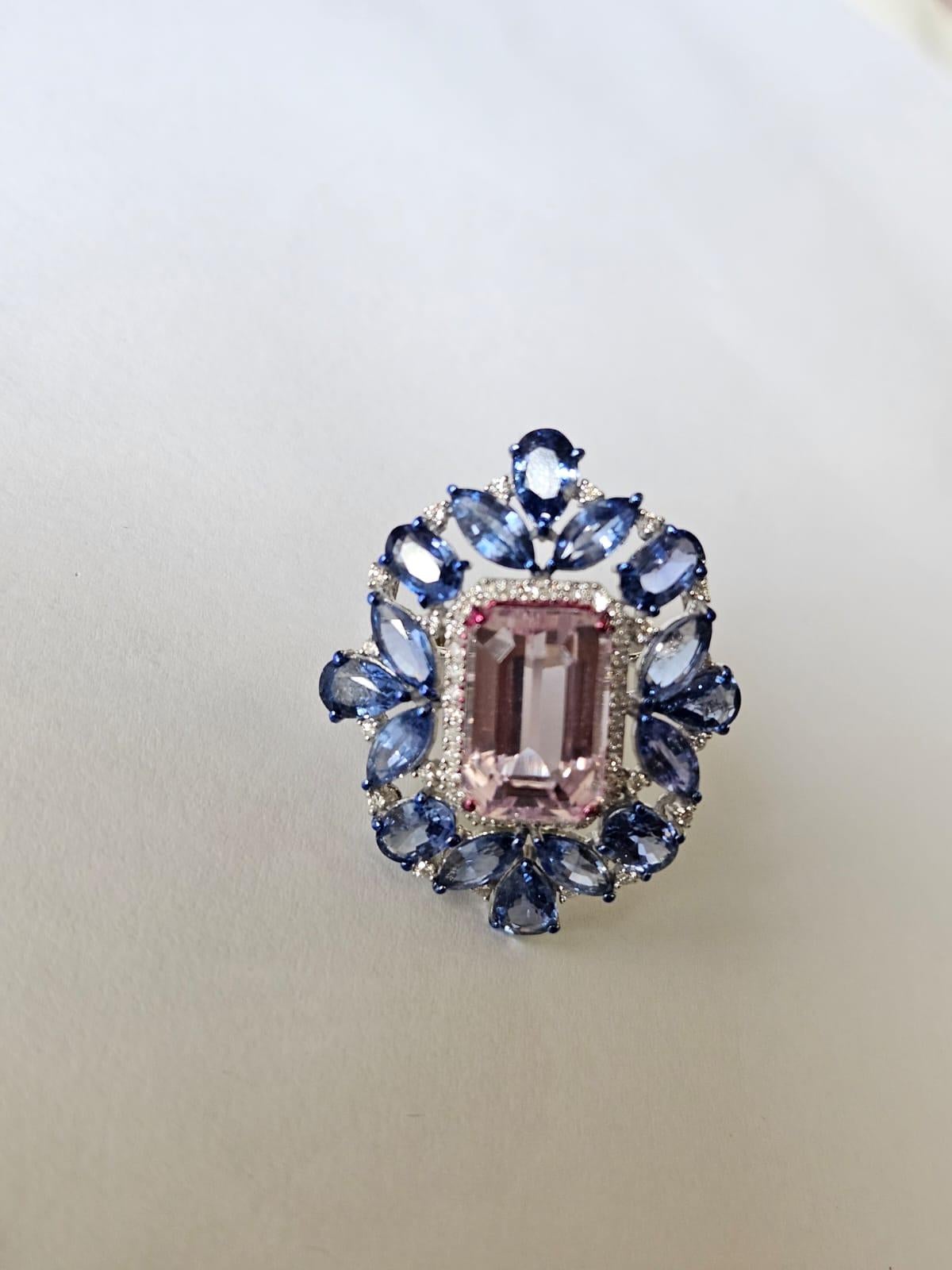 Bague cocktail en or 18 carats, 7,99 carats, Kunzite, saphirs bleus et diamants Neuf - En vente à Hong Kong, HK