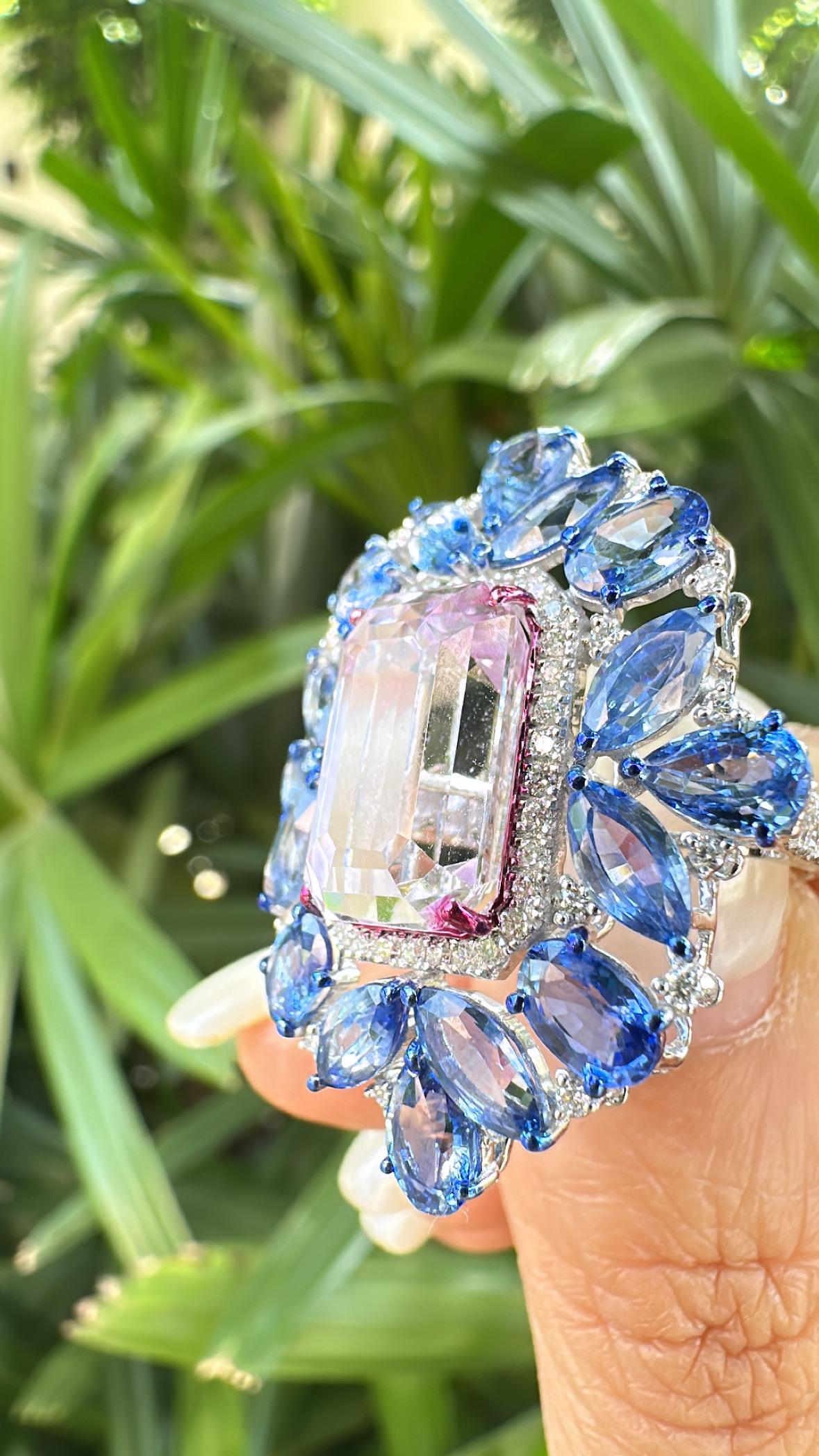 Bague cocktail en or 18 carats, 7,99 carats, Kunzite, saphirs bleus et diamants Unisexe en vente