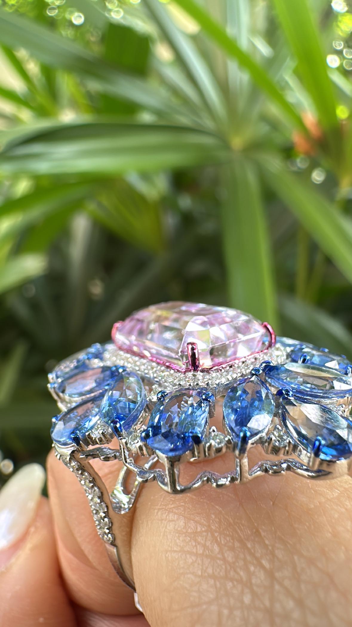 Bague cocktail en or 18 carats, 7,99 carats, Kunzite, saphirs bleus et diamants en vente 1
