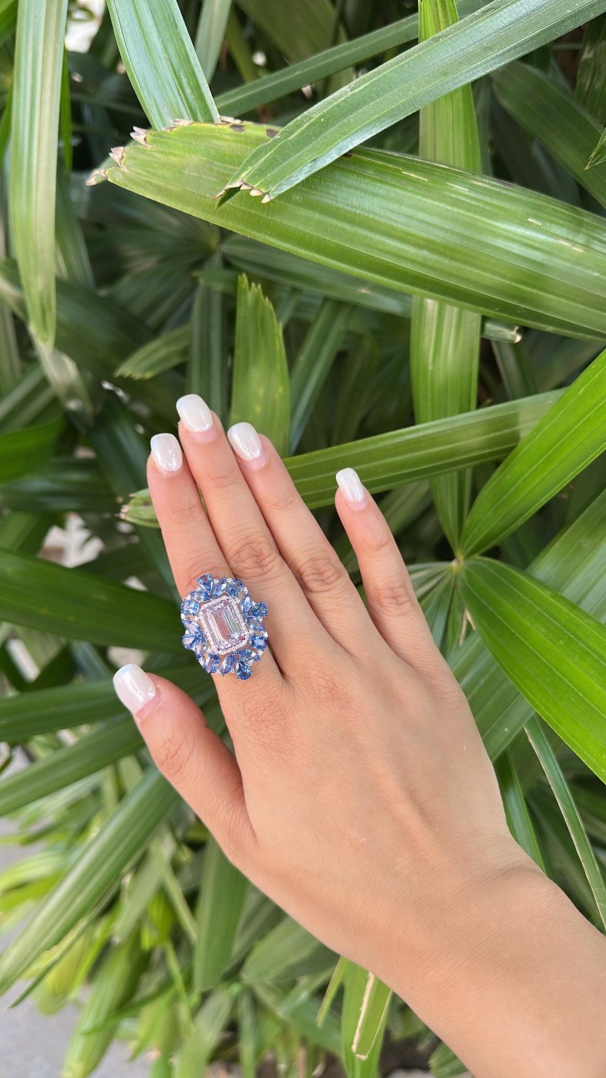 Bague cocktail en or 18 carats, 7,99 carats, Kunzite, saphirs bleus et diamants en vente 2