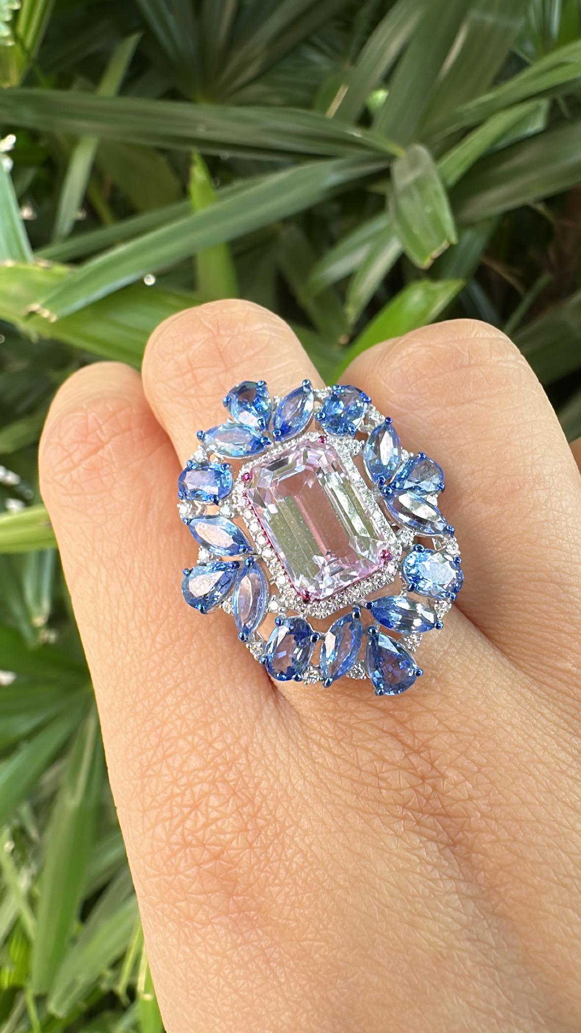 Bague cocktail en or 18 carats, 7,99 carats, Kunzite, saphirs bleus et diamants en vente 3