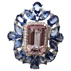 Bague cocktail en or 18 carats, 7,99 carats, Kunzite, saphirs bleus et diamants
