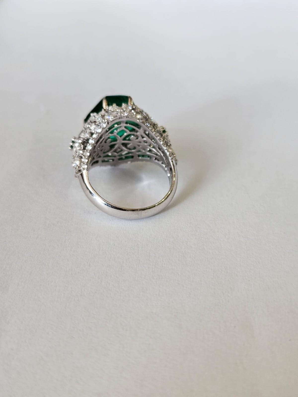 Bague de fiançailles sertie en or 18 carats, émeraude de Zambie de 8,08 carats, feuille de sucre et diamants en vente 4