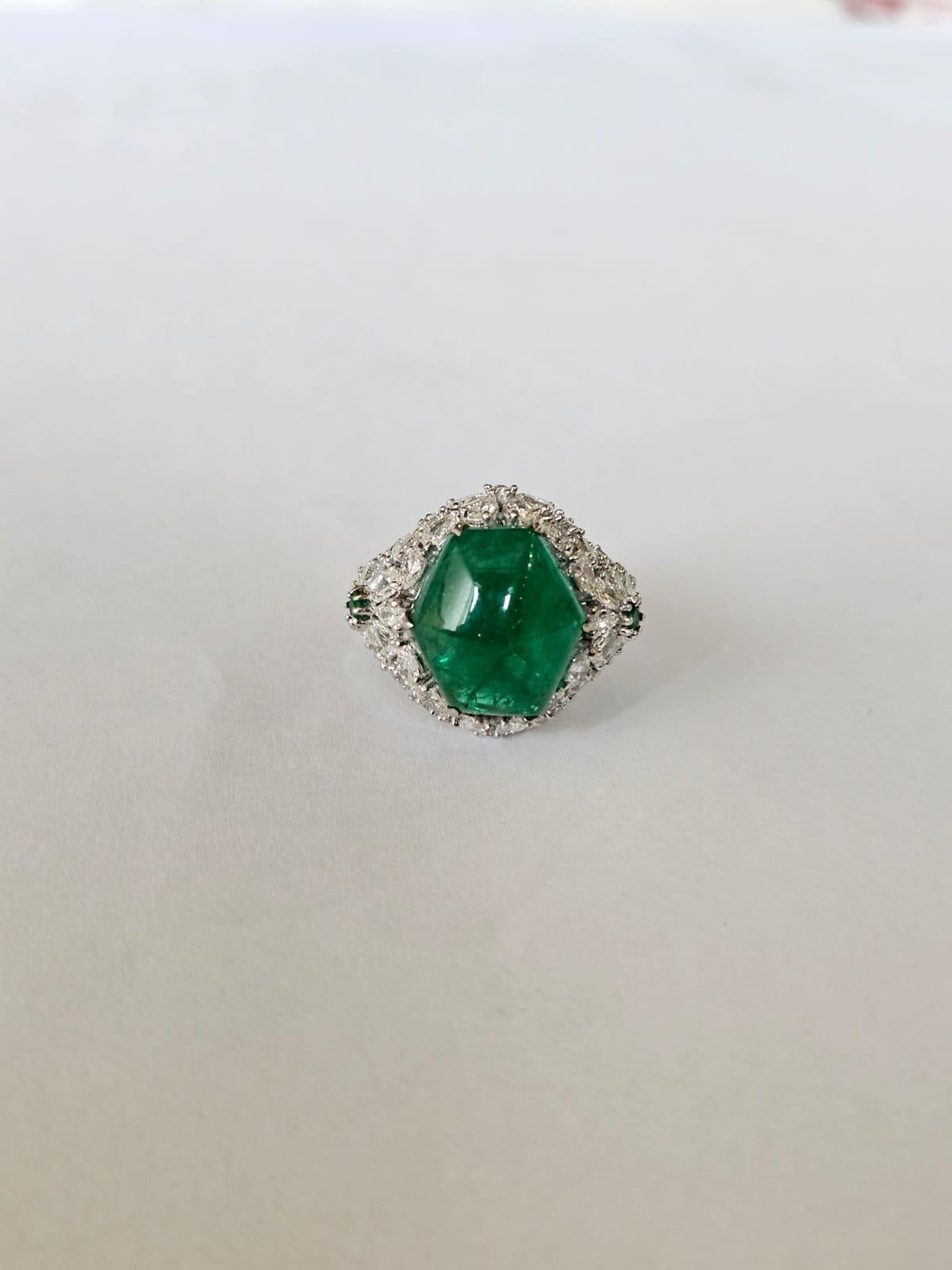 Taille cabochon « sugarloaf » Bague de fiançailles sertie en or 18 carats, émeraude de Zambie de 8,08 carats, feuille de sucre et diamants en vente