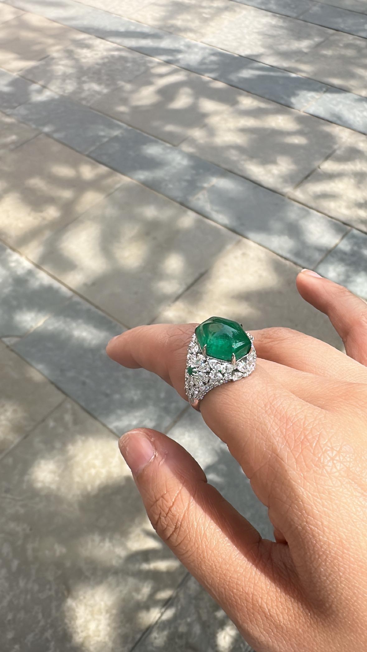 Bague de fiançailles sertie en or 18 carats, émeraude de Zambie de 8,08 carats, feuille de sucre et diamants Neuf - En vente à Hong Kong, HK