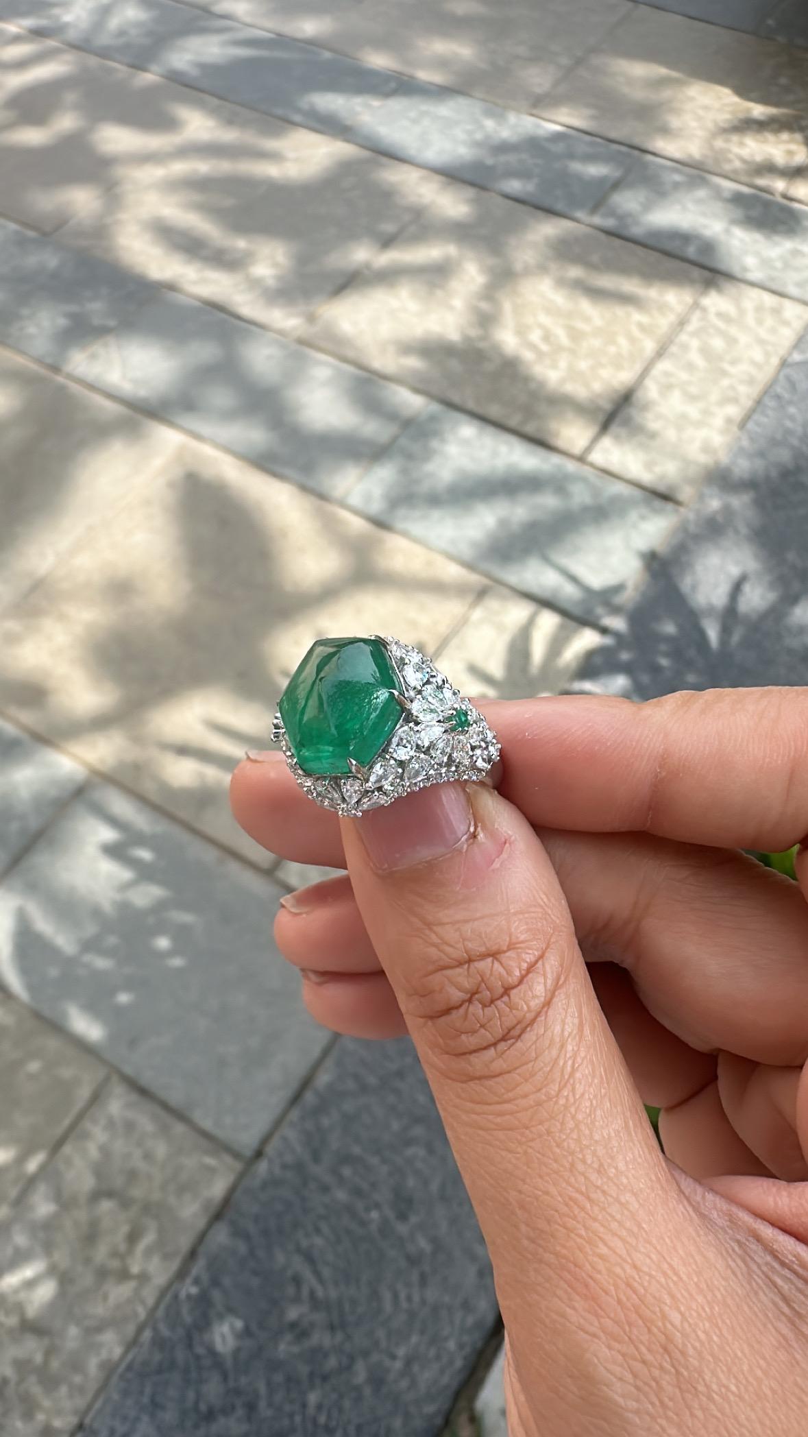 Bague de fiançailles sertie en or 18 carats, émeraude de Zambie de 8,08 carats, feuille de sucre et diamants Unisexe en vente