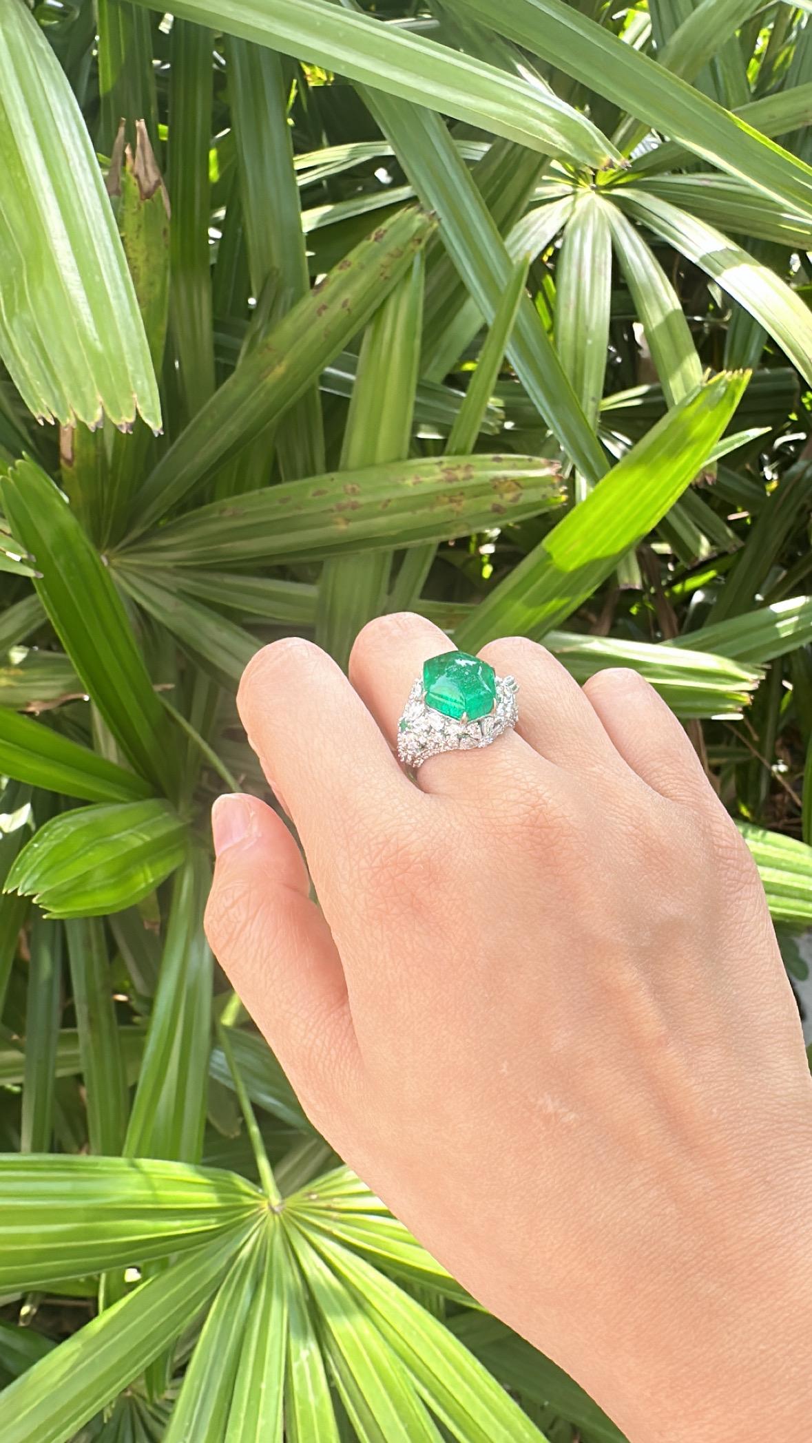 Bague de fiançailles sertie en or 18 carats, émeraude de Zambie de 8,08 carats, feuille de sucre et diamants en vente 1