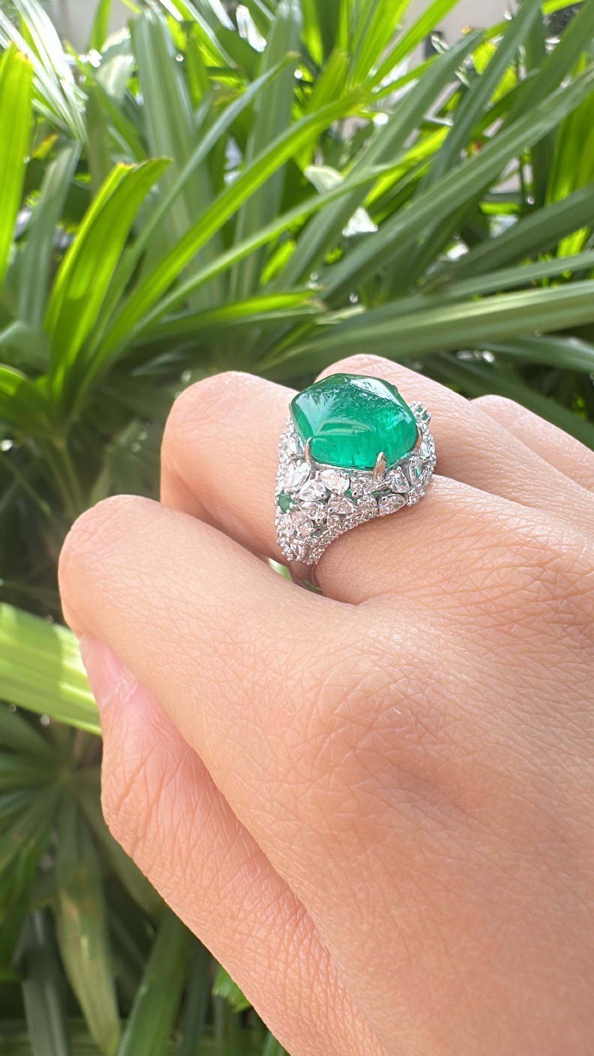 Bague de fiançailles sertie en or 18 carats, émeraude de Zambie de 8,08 carats, feuille de sucre et diamants en vente 2
