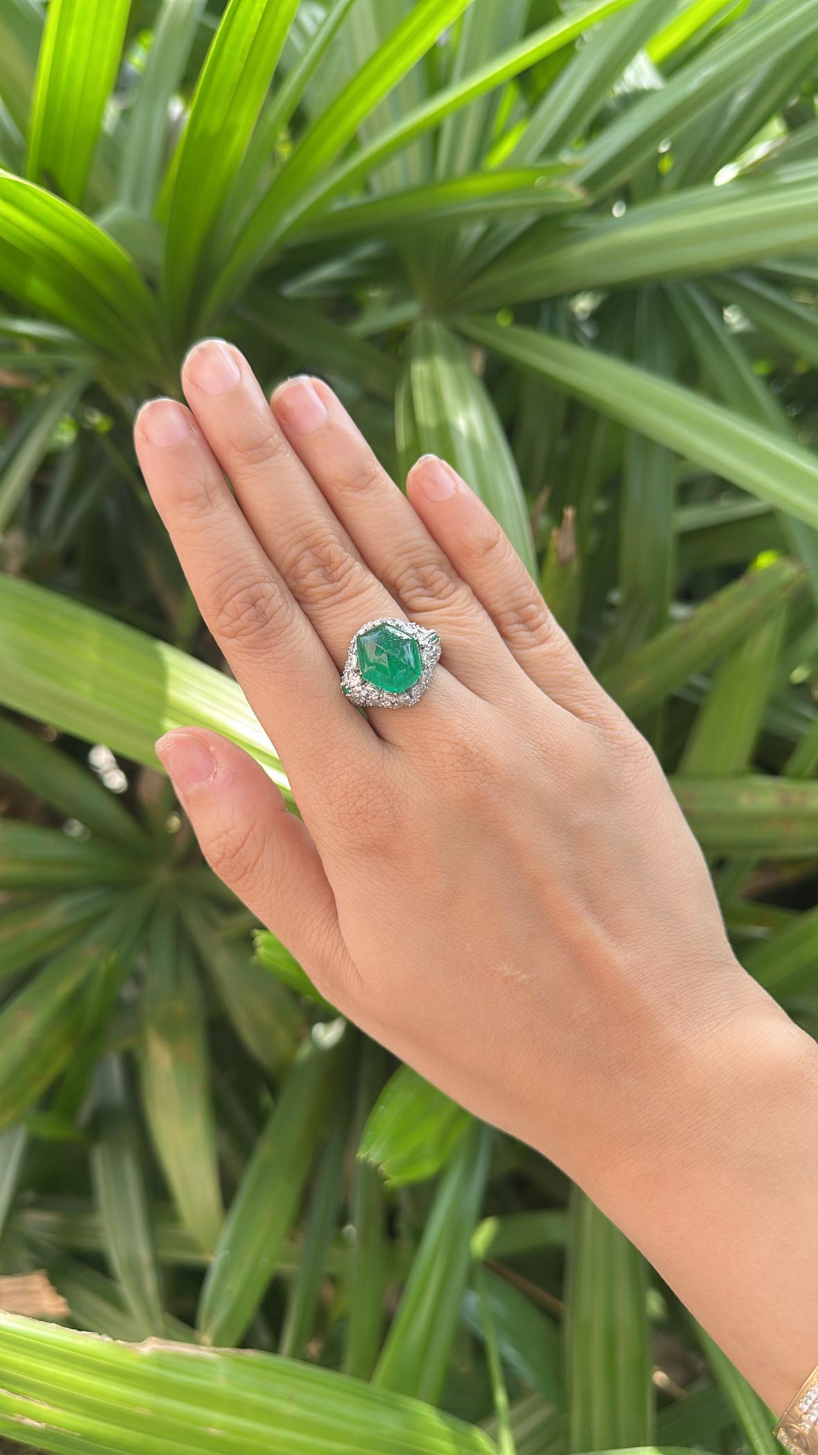 Bague de fiançailles sertie en or 18 carats, émeraude de Zambie de 8,08 carats, feuille de sucre et diamants en vente 3