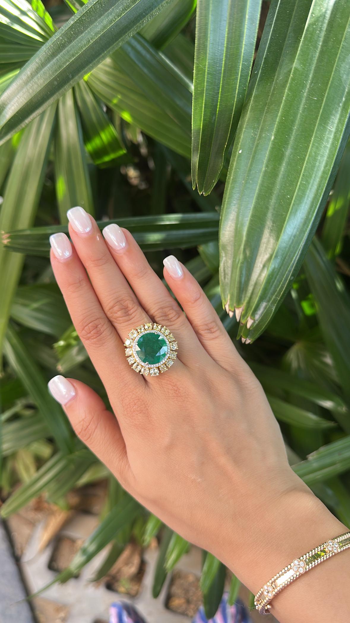 Anello di fidanzamento con smeraldo dello Zambia e diamanti gialli, 8,16 carati, incastonato in oro 18 carati in vendita 4