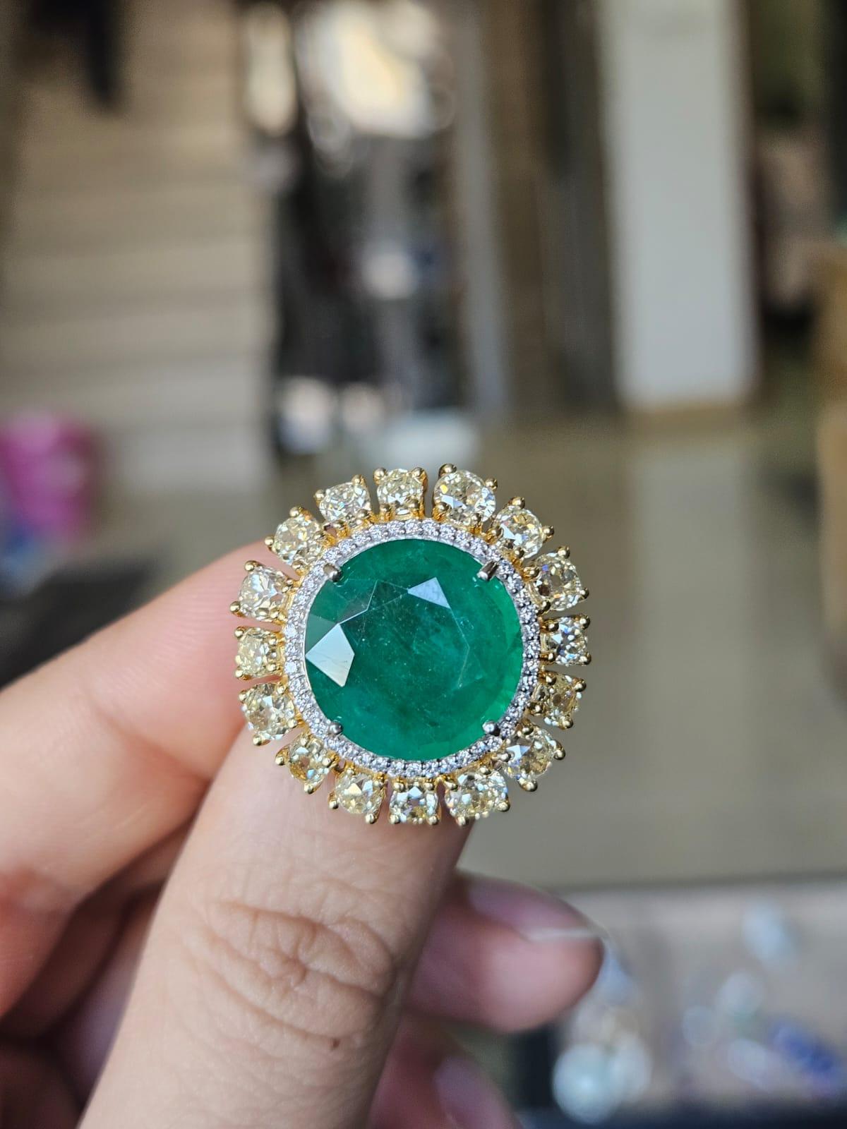 Un bellissimo anello di fidanzamento con smeraldo in oro bianco 18 carati e diamanti naturali, dallo stile moderno. Il peso dello smeraldo è di 8,16 carati. Lo Smeraldo è completamente naturale, senza alcun trattamento ed è di origine zambiana. Il