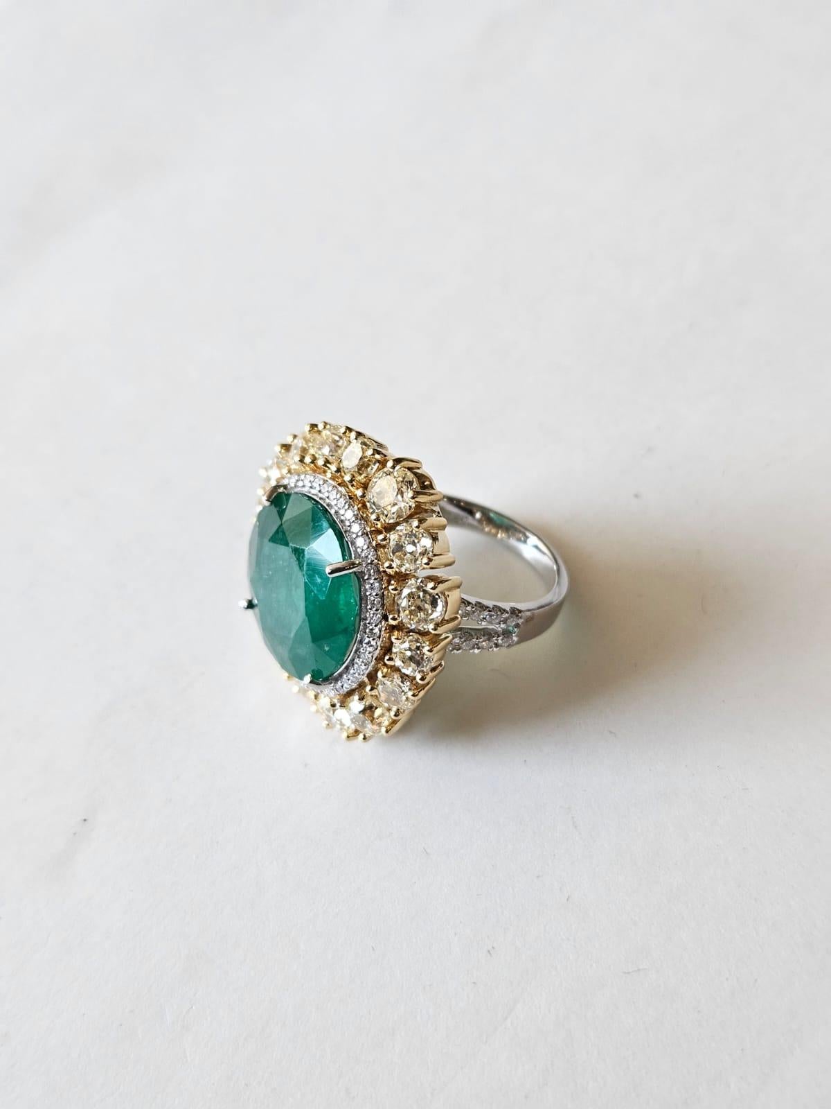 Taglio rotondo Anello di fidanzamento con smeraldo dello Zambia e diamanti gialli, 8,16 carati, incastonato in oro 18 carati in vendita