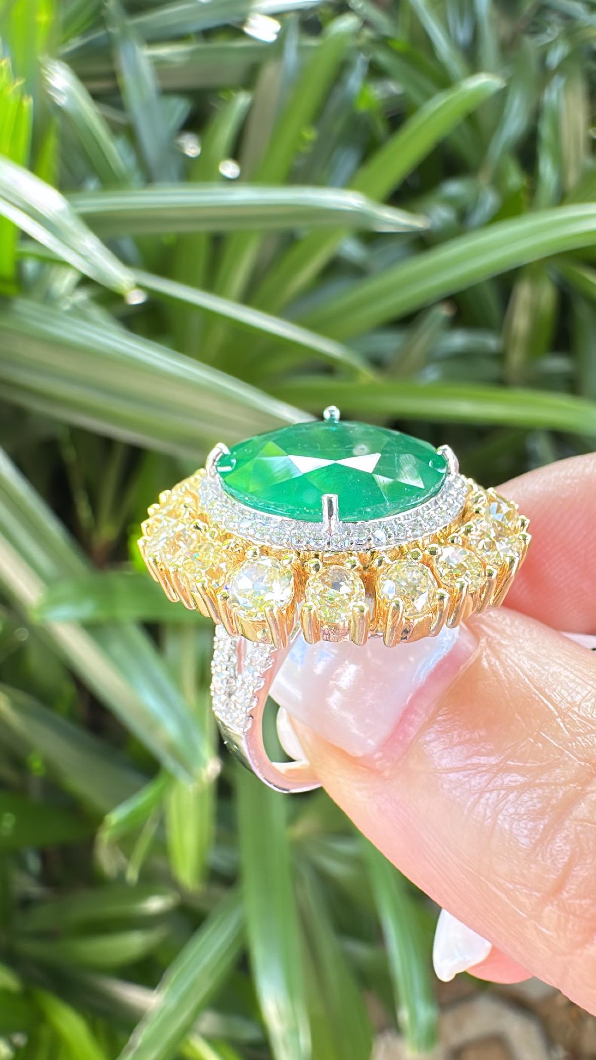 Anello di fidanzamento con smeraldo dello Zambia e diamanti gialli, 8,16 carati, incastonato in oro 18 carati in vendita 1