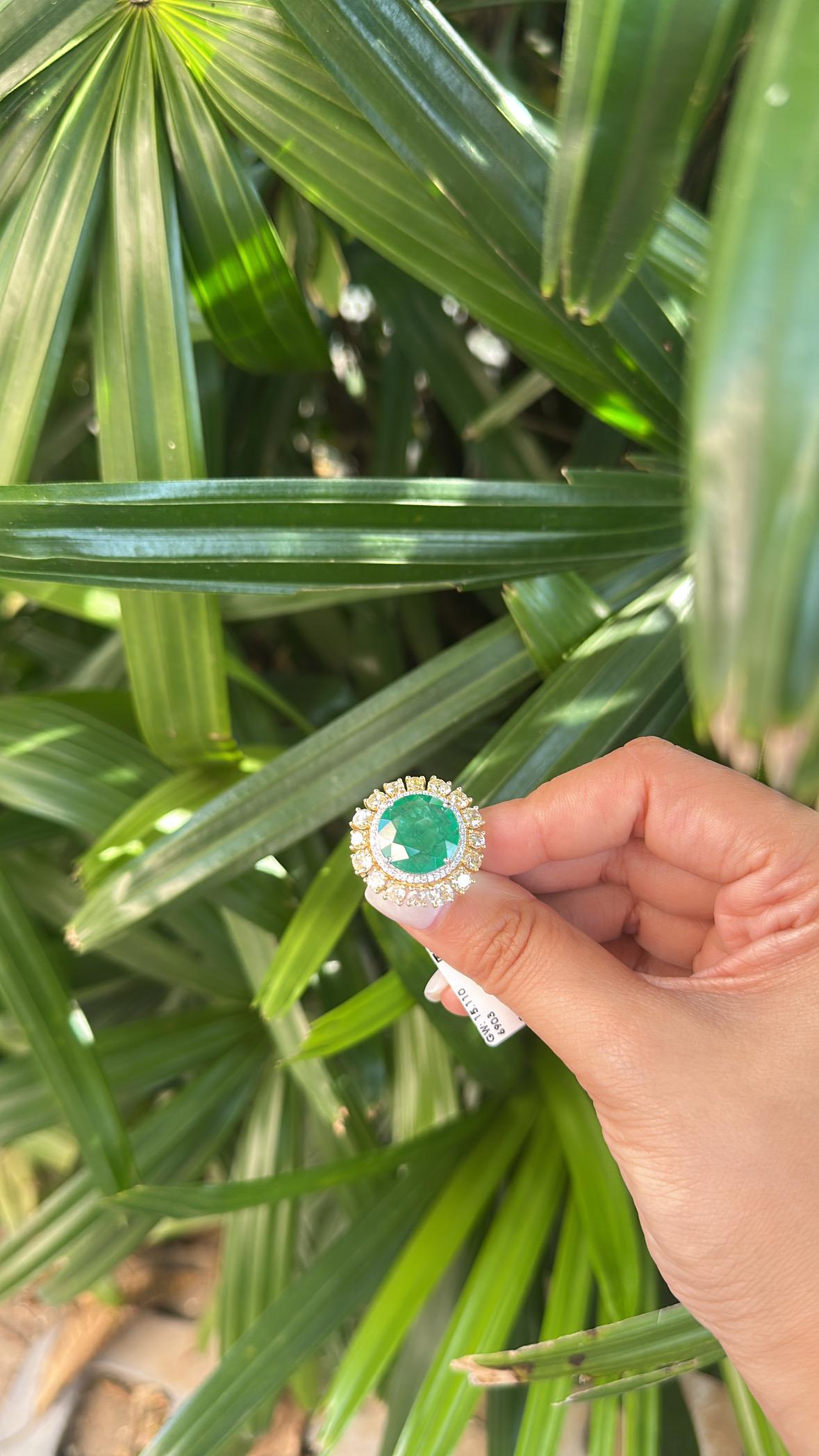 Anello di fidanzamento con smeraldo dello Zambia e diamanti gialli, 8,16 carati, incastonato in oro 18 carati in vendita 2