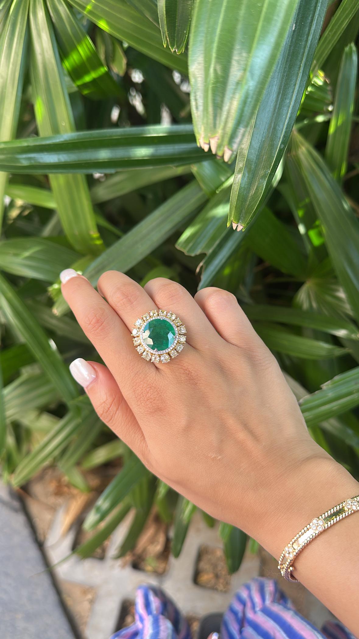 Anello di fidanzamento con smeraldo dello Zambia e diamanti gialli, 8,16 carati, incastonato in oro 18 carati in vendita 3