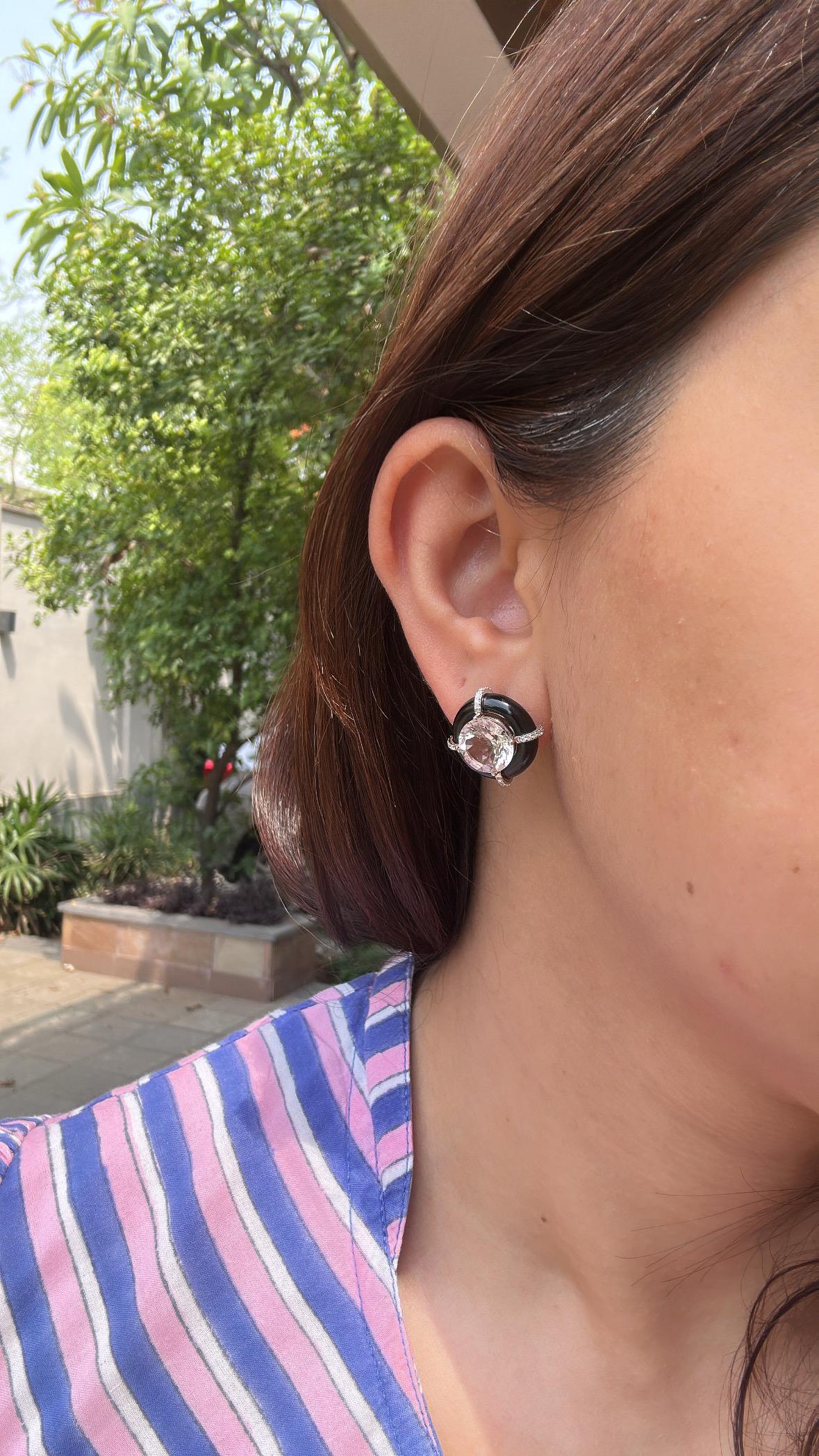 Très belles boucles d'oreilles de style Art Déco en Morganite et Onyx noir, serties d'or 18 carats et de diamants naturels. Le poids de la Morganite est de 8.38 carats. Le poids de l'onyx noir est de 12.01 carats. Le poids des diamants est de 0,26