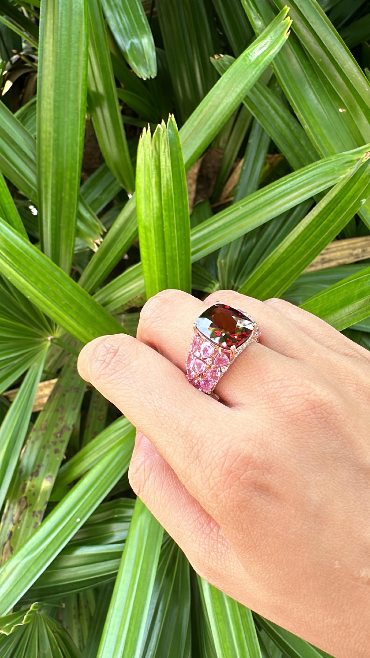 Anillo de compromiso en oro de 18 quilates, 8,63 quilates de granate, zafiros rosas y diamantes en venta 4
