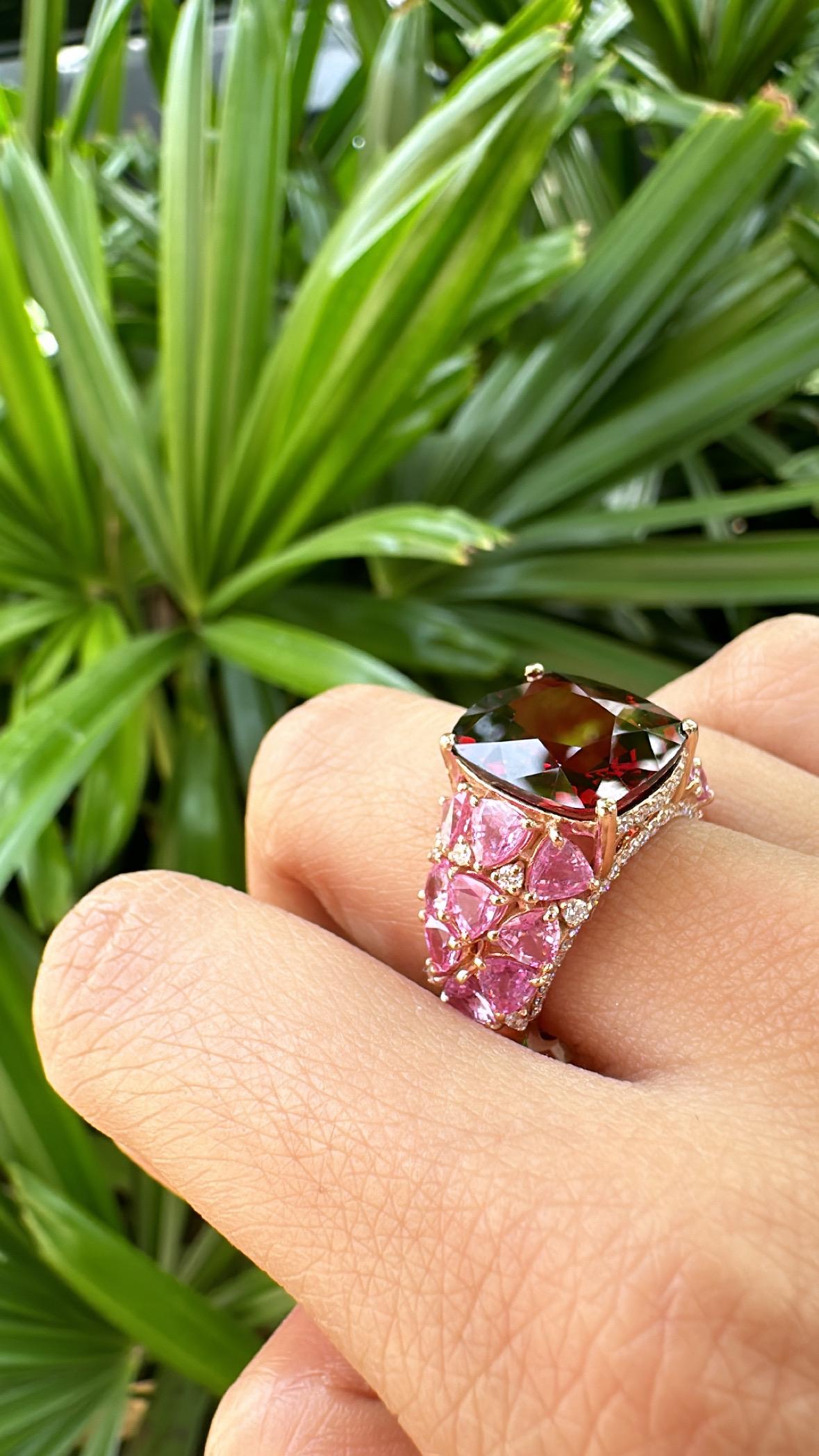 Anillo de compromiso en oro de 18 quilates, 8,63 quilates de granate, zafiros rosas y diamantes en venta 5