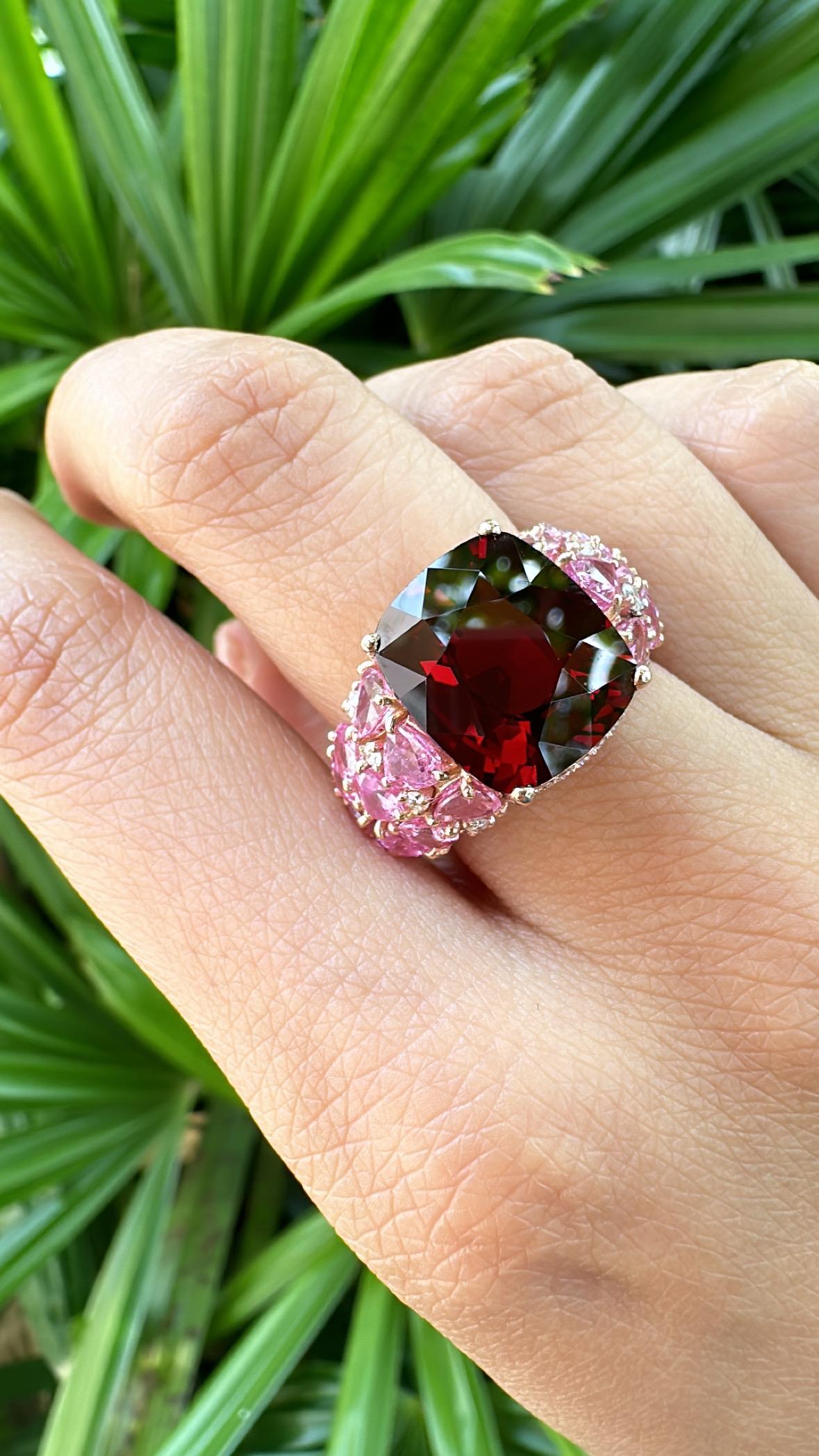 Anillo de compromiso en oro de 18 quilates, 8,63 quilates de granate, zafiros rosas y diamantes en venta 6