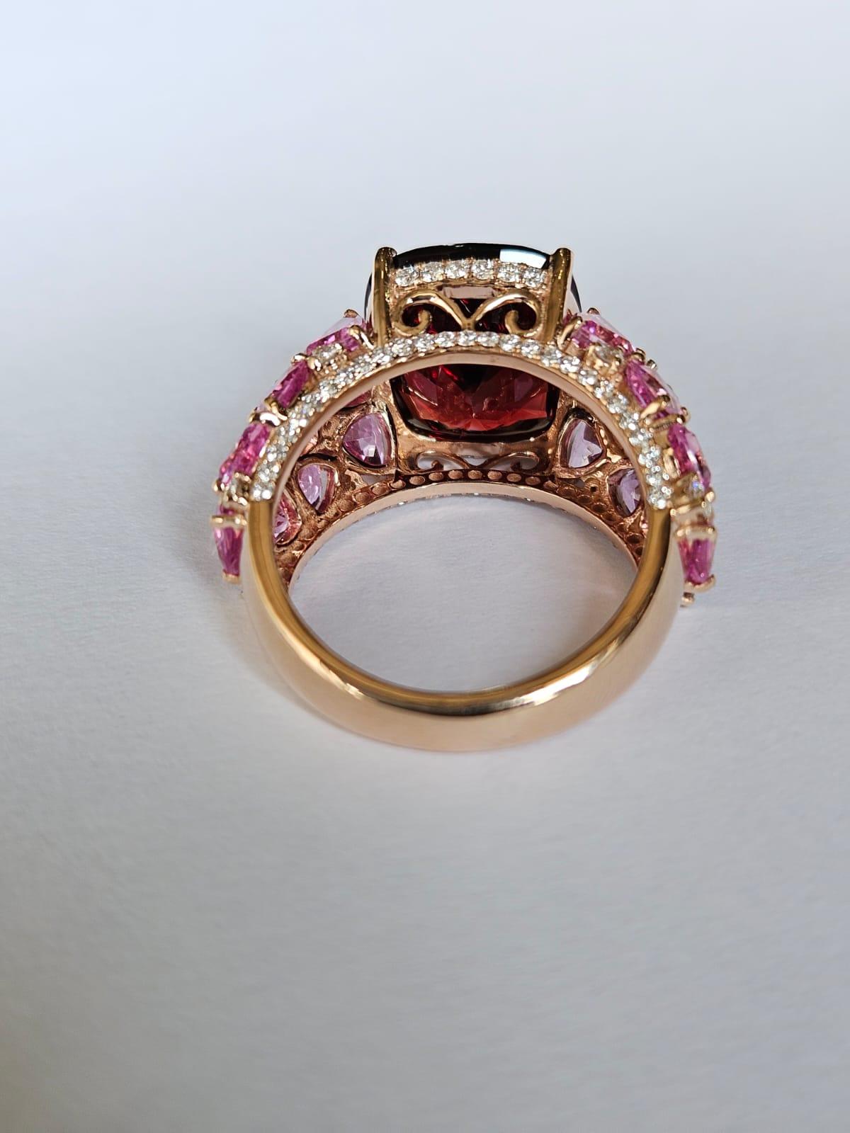 Anillo de compromiso en oro de 18 quilates, 8,63 quilates de granate, zafiros rosas y diamantes Moderno en venta
