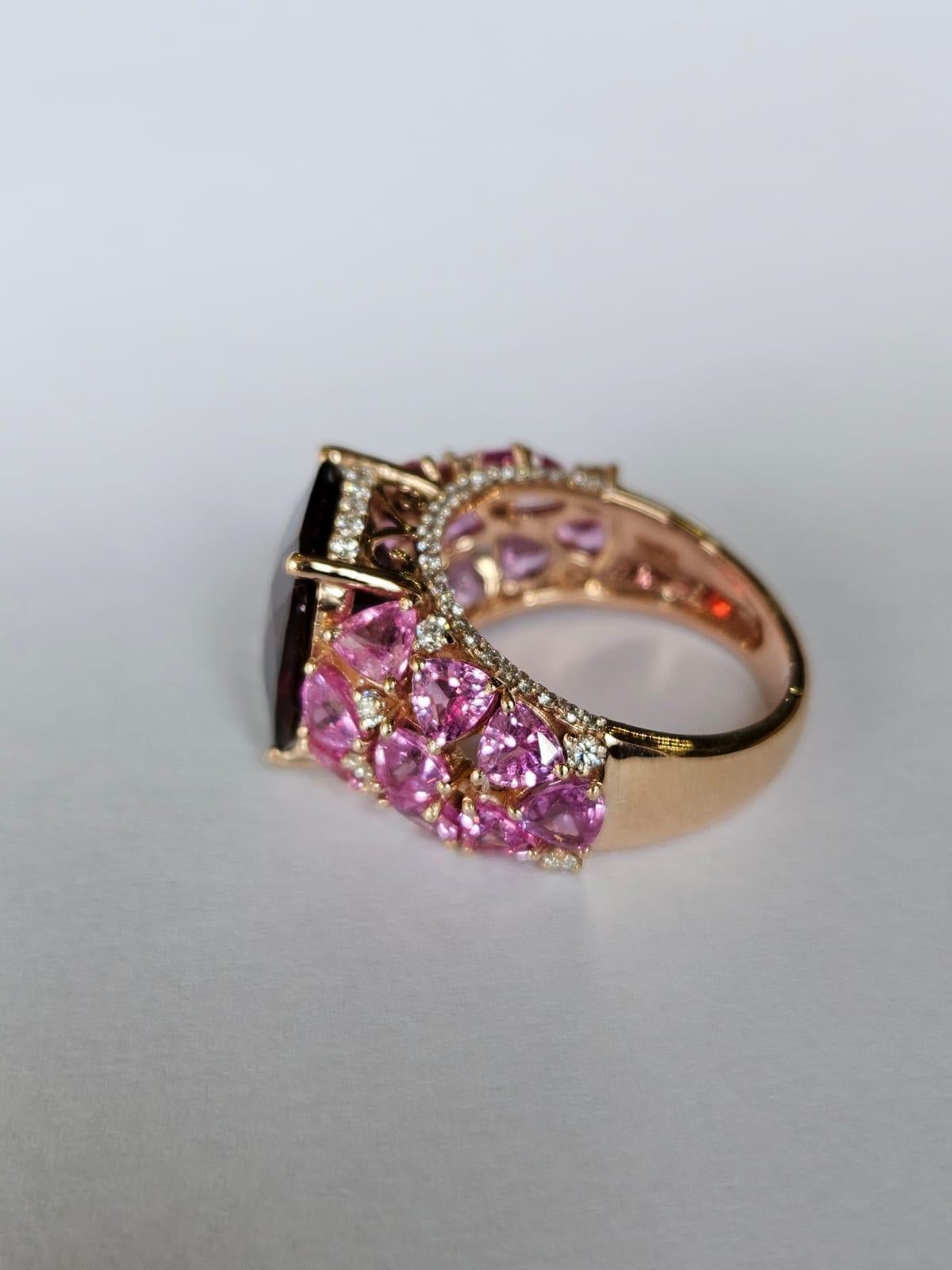Anillo de compromiso en oro de 18 quilates, 8,63 quilates de granate, zafiros rosas y diamantes Corte cojín en venta