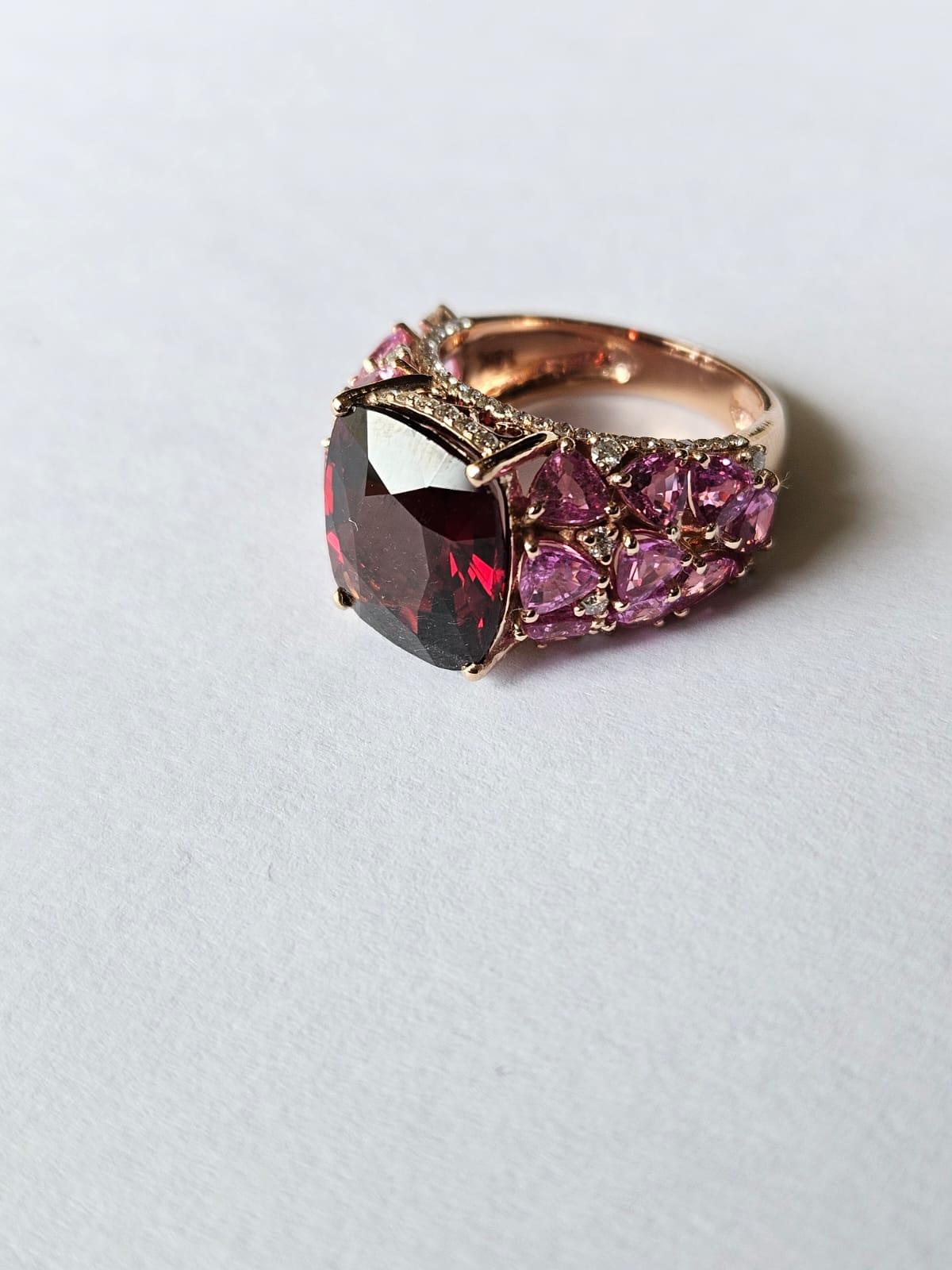 Anillo de compromiso en oro de 18 quilates, 8,63 quilates de granate, zafiros rosas y diamantes en Nuevo estado para la venta en Hong Kong, HK