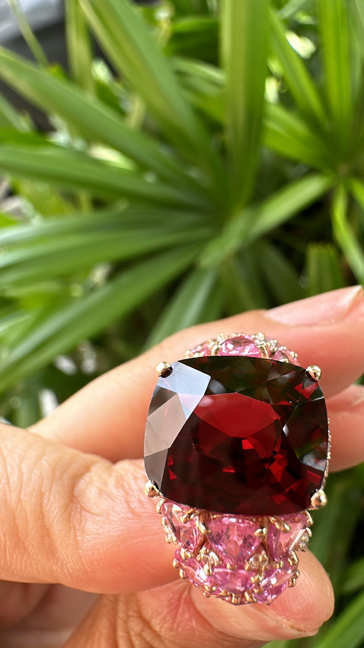 Anillo de compromiso en oro de 18 quilates, 8,63 quilates de granate, zafiros rosas y diamantes en venta 1