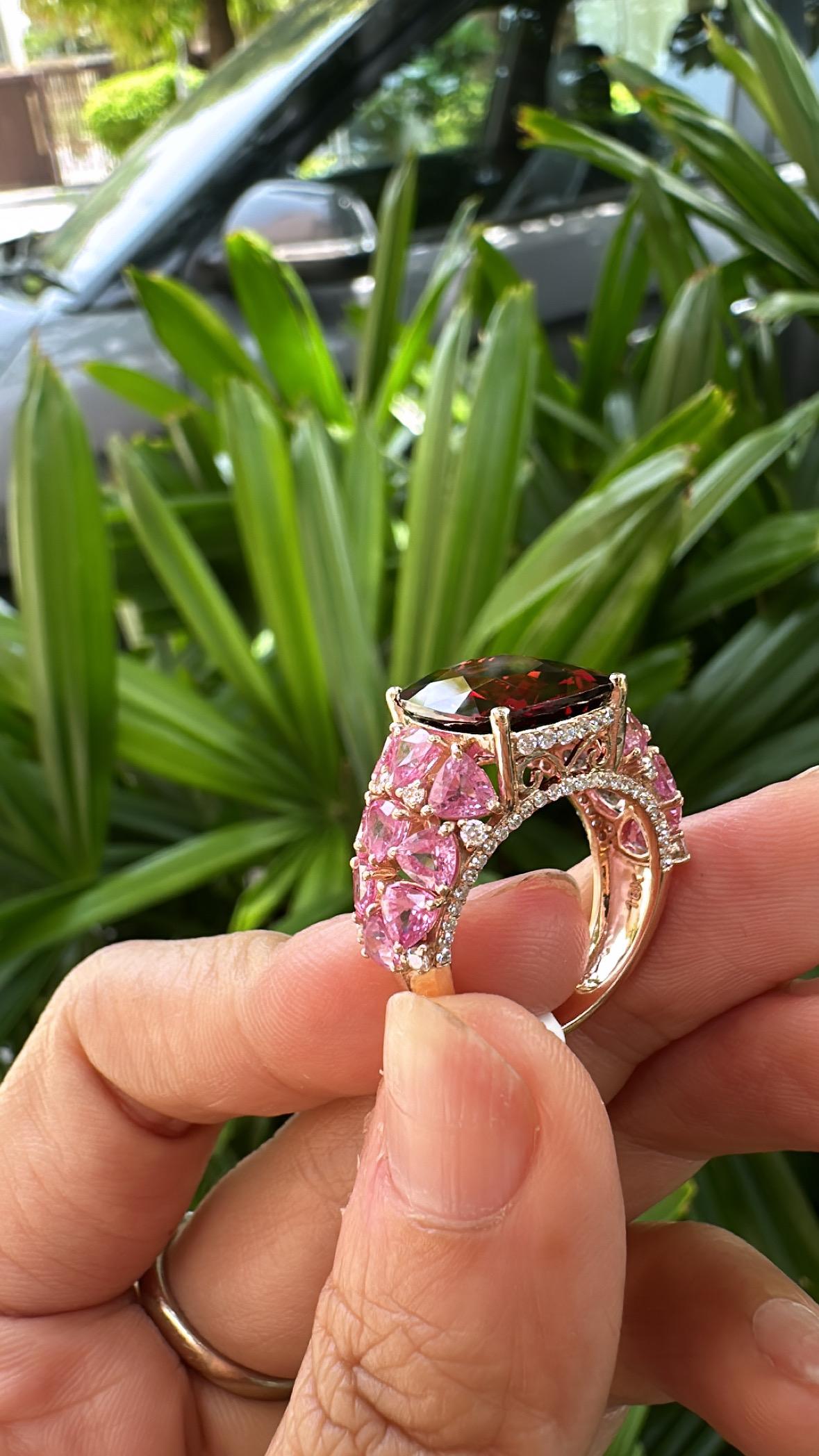 Anillo de compromiso en oro de 18 quilates, 8,63 quilates de granate, zafiros rosas y diamantes en venta 2