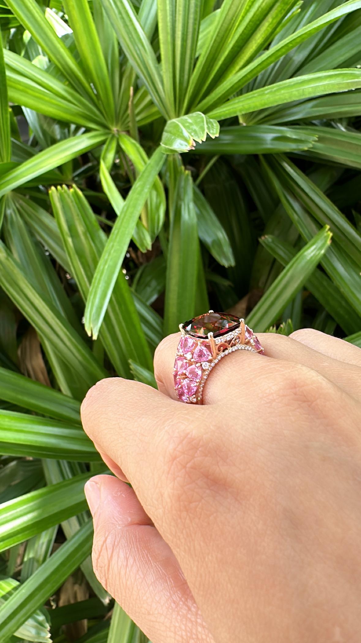 Anillo de compromiso en oro de 18 quilates, 8,63 quilates de granate, zafiros rosas y diamantes en venta 3