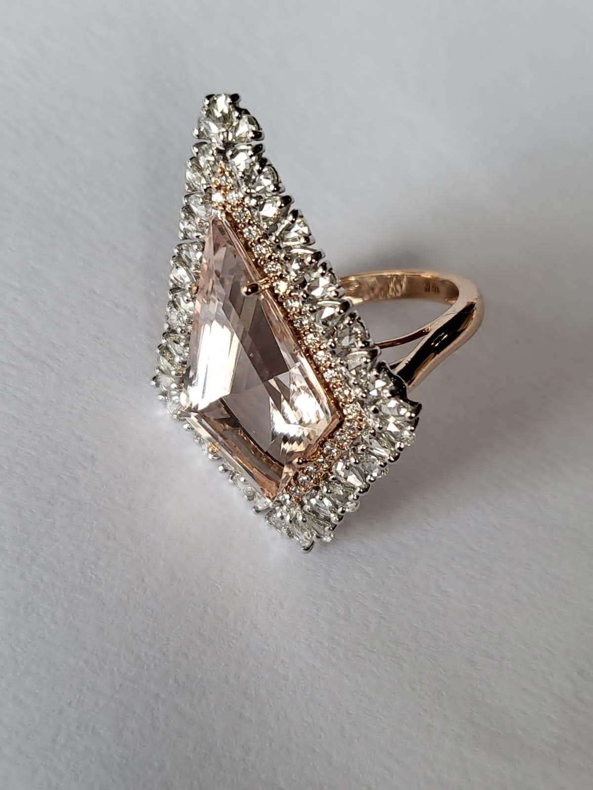 Kite Cut Set in 18K Gold, 8.76 carats Kite cut Morganite & Rose Cut Diamond Cocktail Ring For Sale