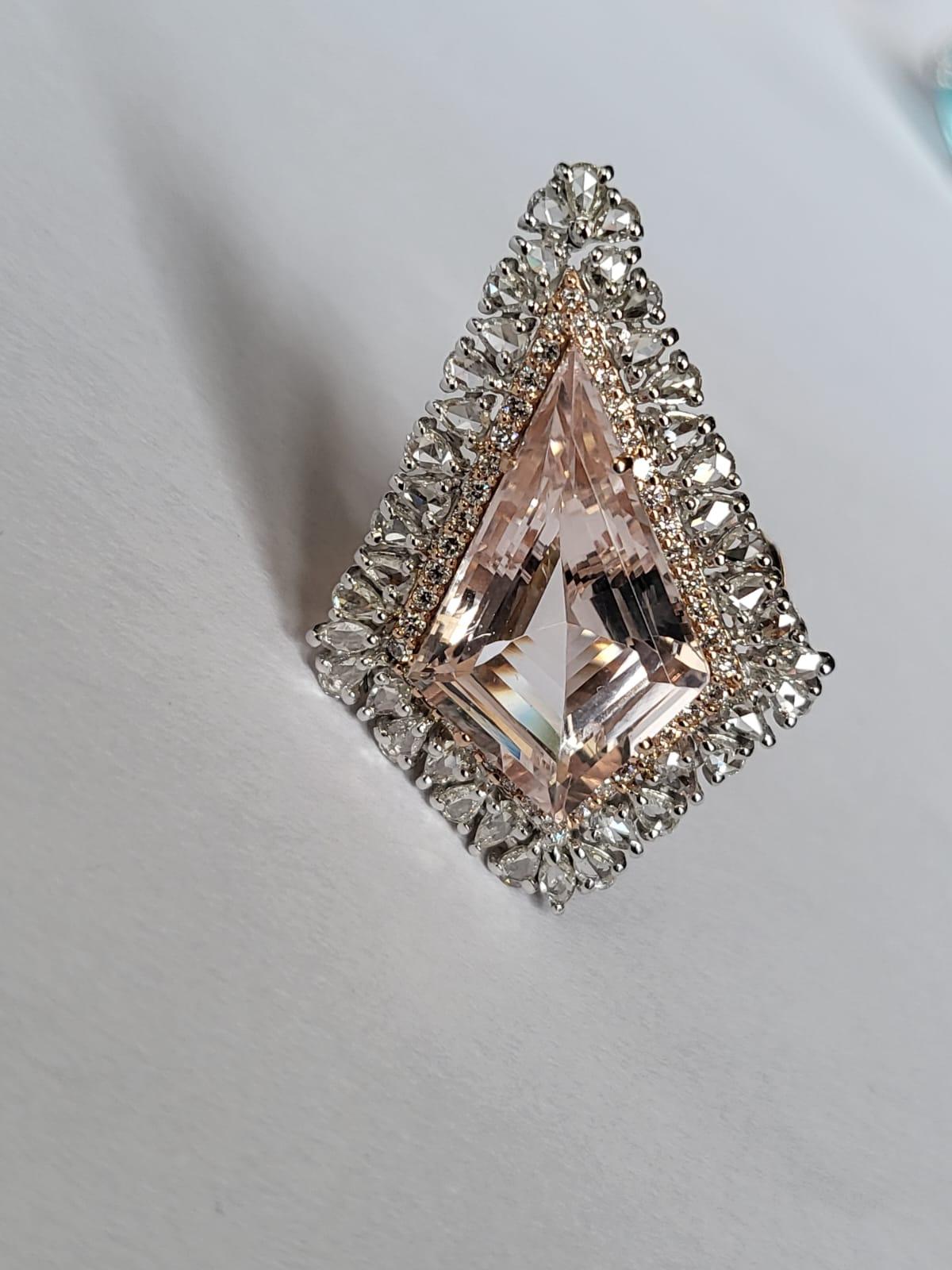 Set in 18K Gold, 8.76 carats Kite cut Morganite & Rose Cut Diamond Cocktail Ring In New Condition For Sale In Hong Kong, HK
